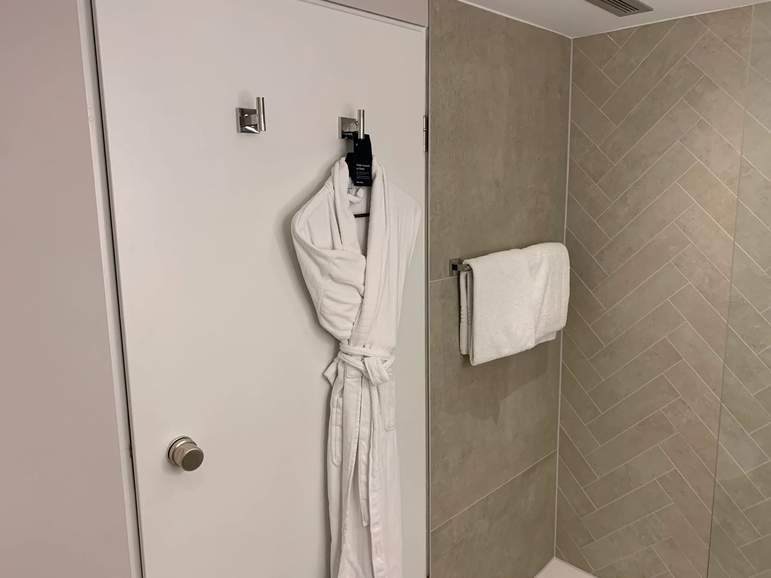 Gang im Hotel mit dekorativem Teppich und Türen