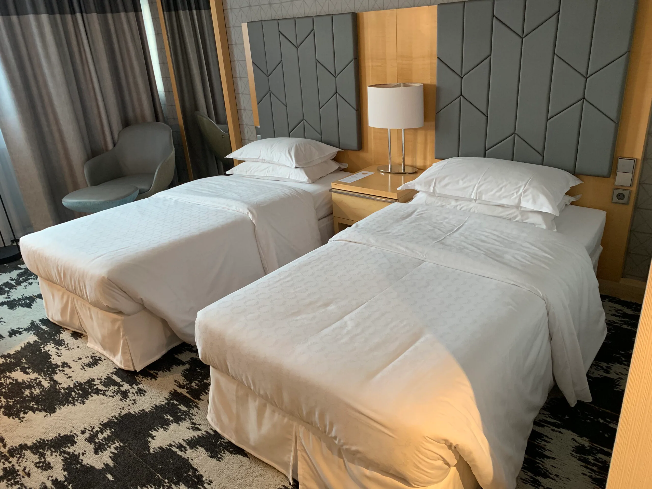 Hotelzimmereinrichtung mit Kaffeekomplettset auf Marmorplatte