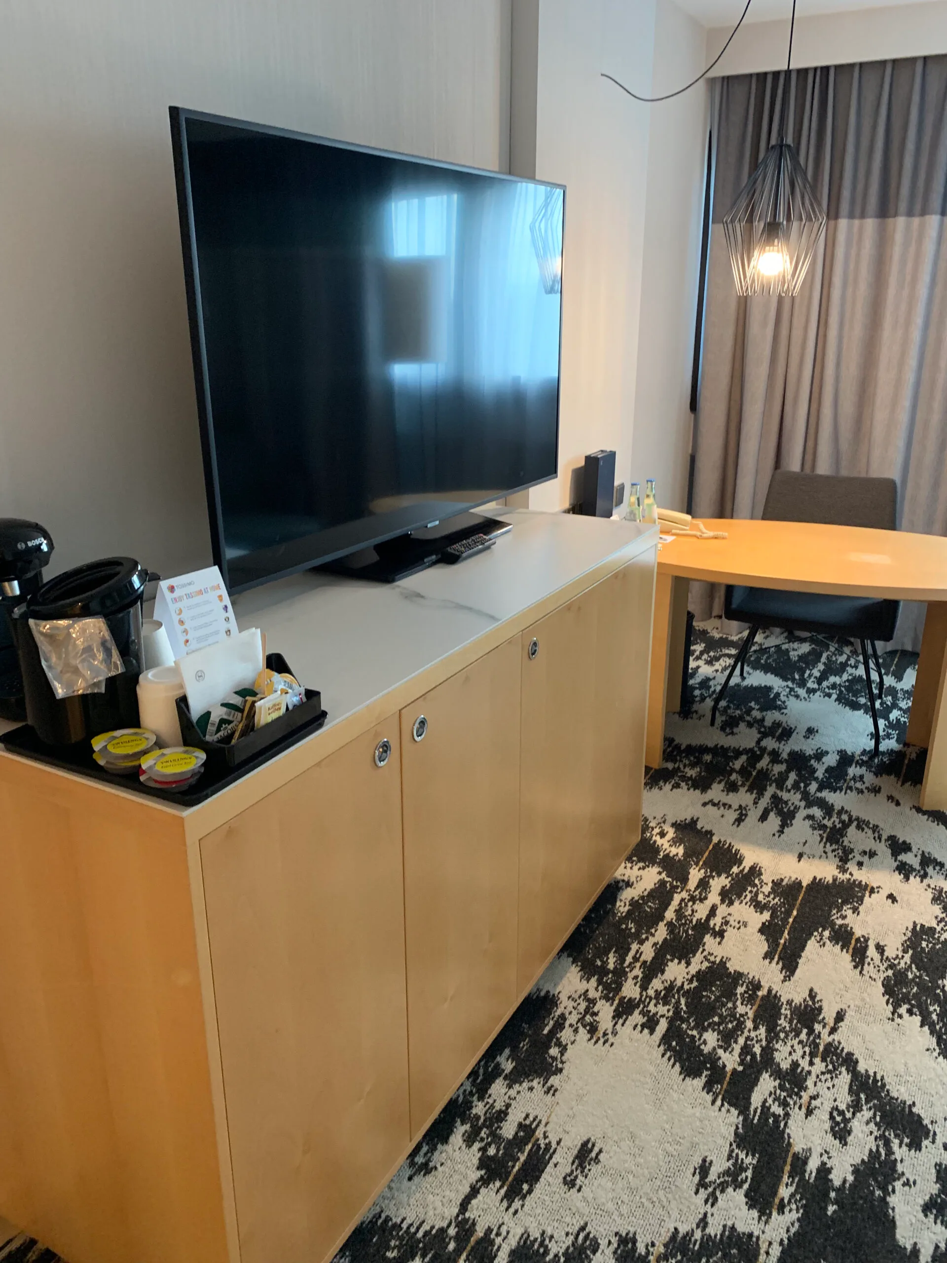 Offener Kleiderschrank mit Haken und Ständer für Kleiderbügel