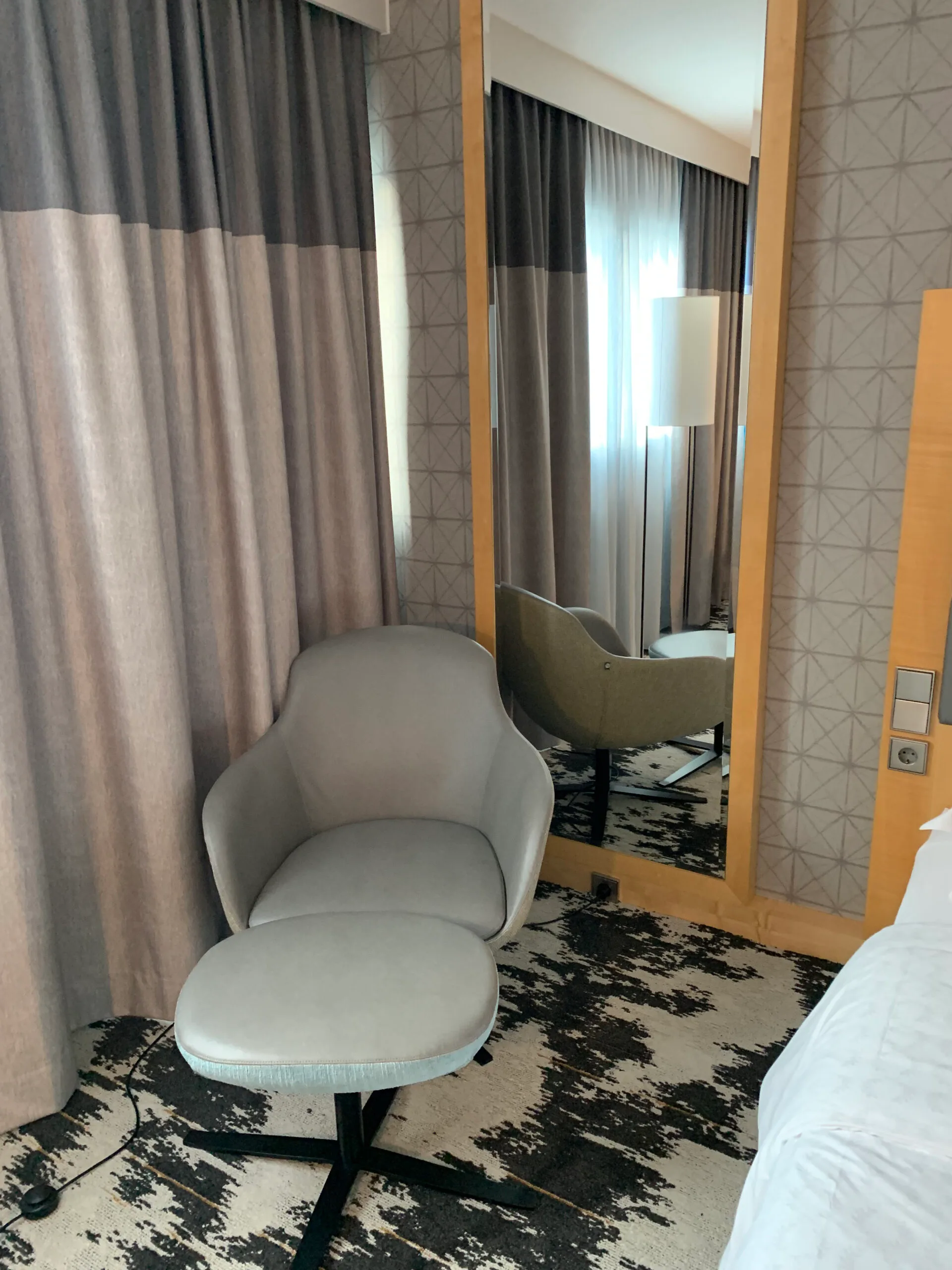 Hotelzimmer mit Safe und Uhr auf grünem Marmor