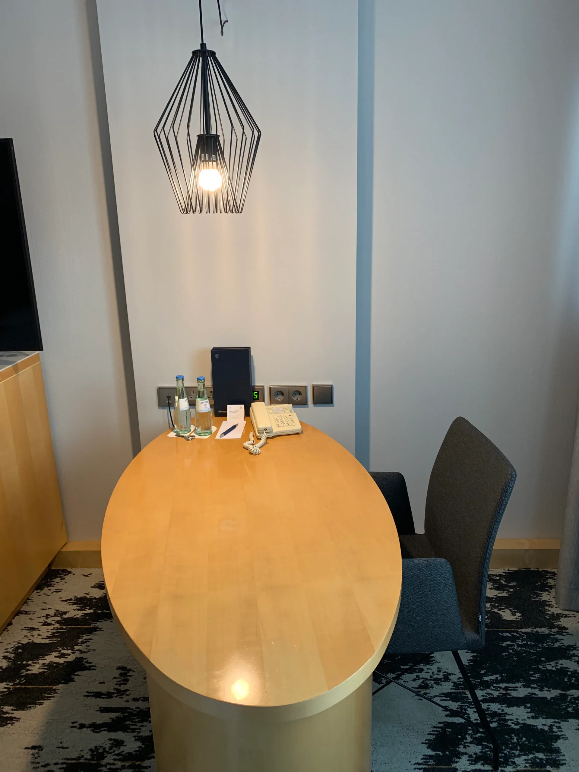 Hotelzimmer mit Doppelbett und Holzmöbeln