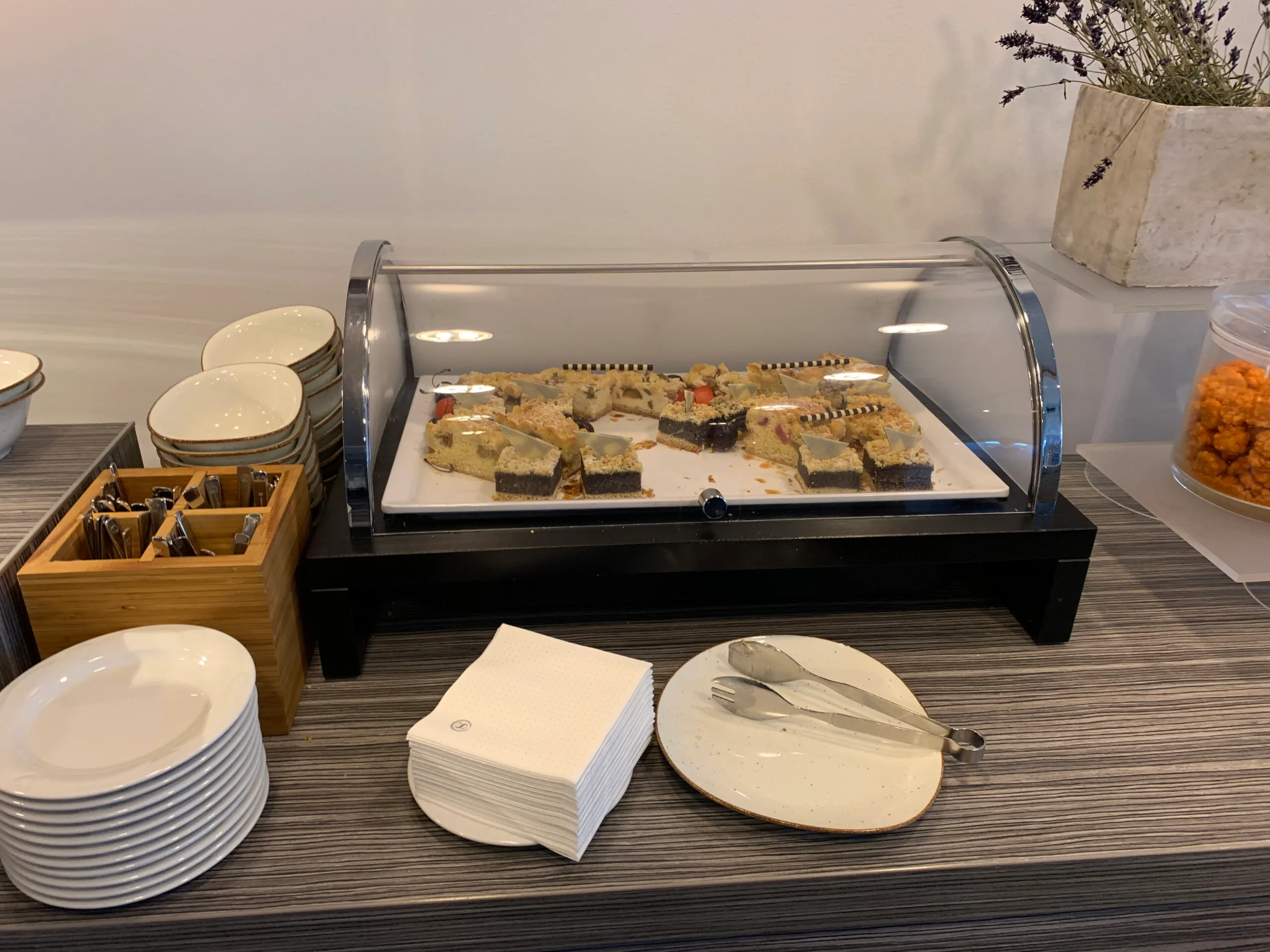 Hyatt-Historie-Tafel mit Informationen über die Gründung von Hyatt House im Jahr 1957