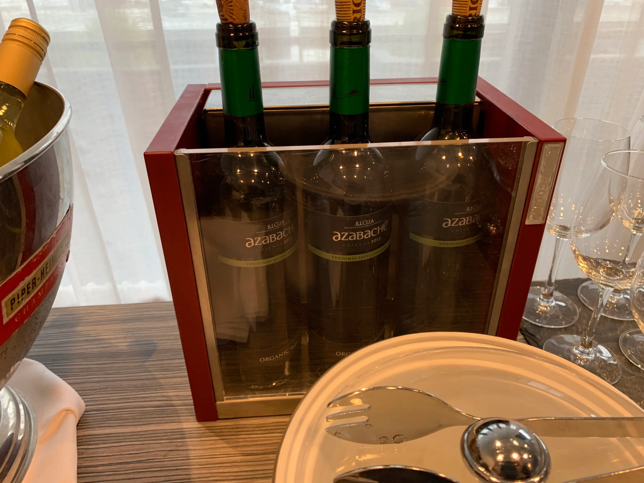 Holzschrank mit Schubladen und Tischplatte in einem Hotelzimmer