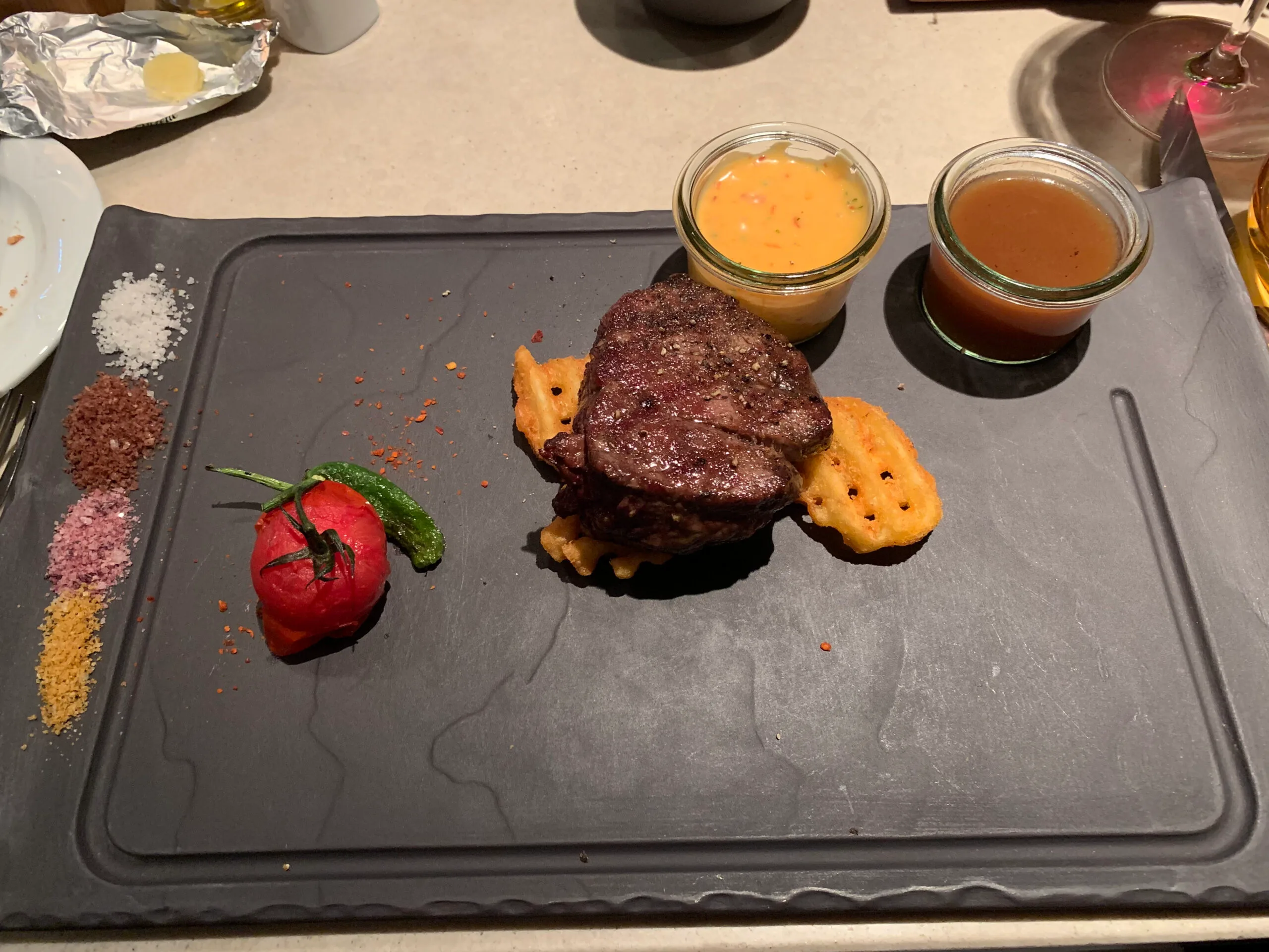 Steak mit Beilagen auf Schieferplatte