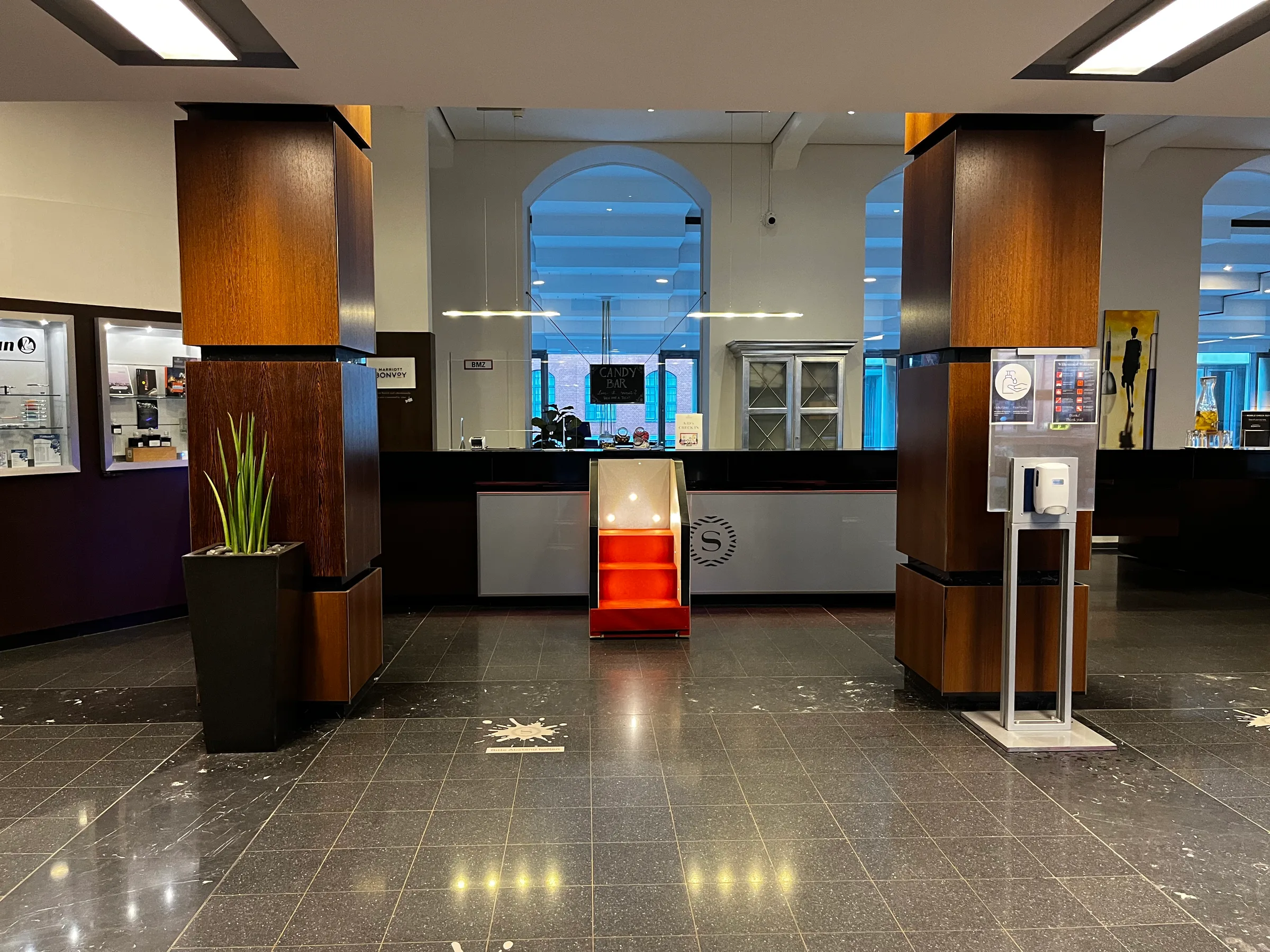 Hotellobby mit Empfang und Pflanze