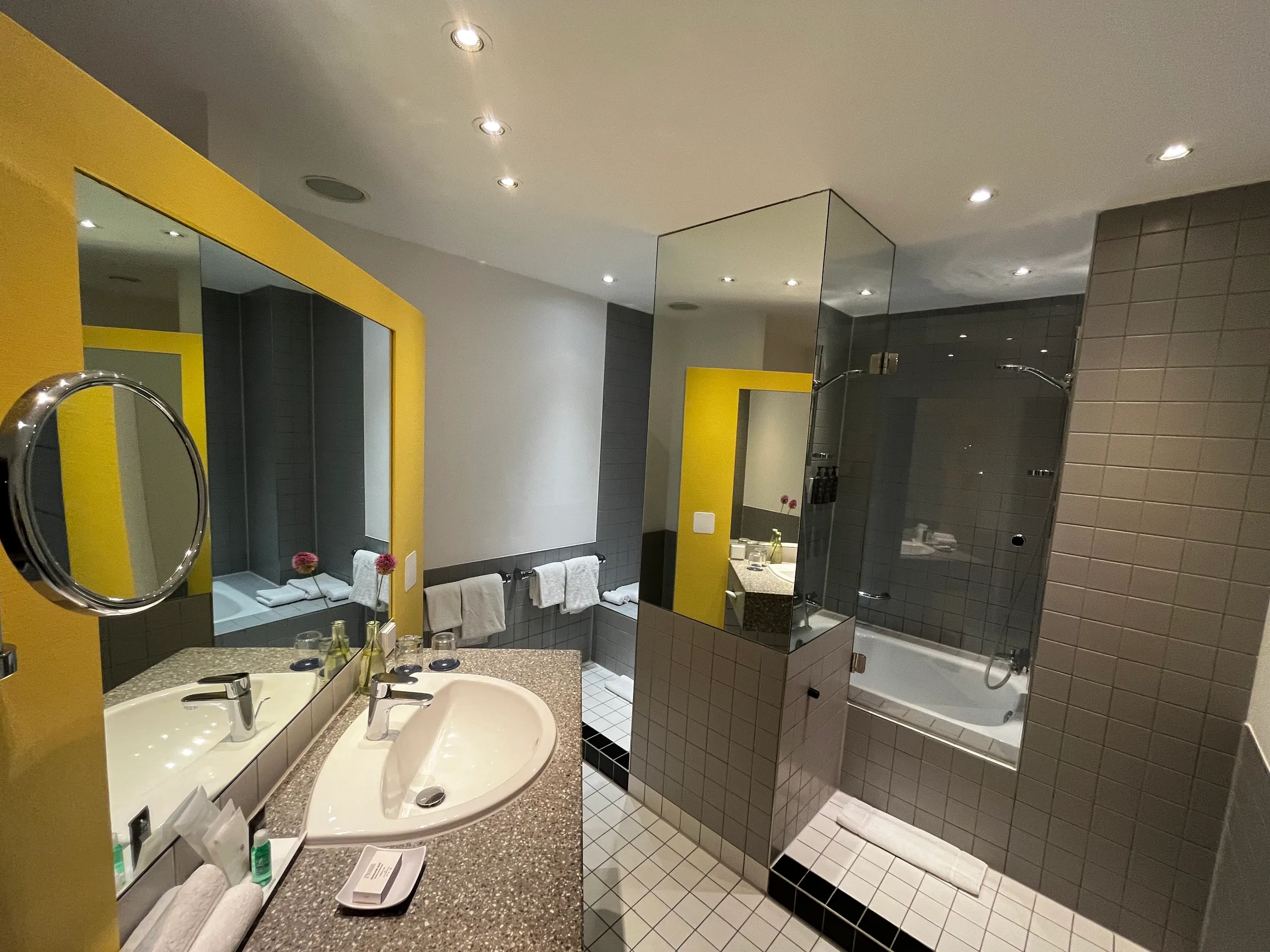Moderne Badezimmer mit Dusche und Badewanne in Grautönen