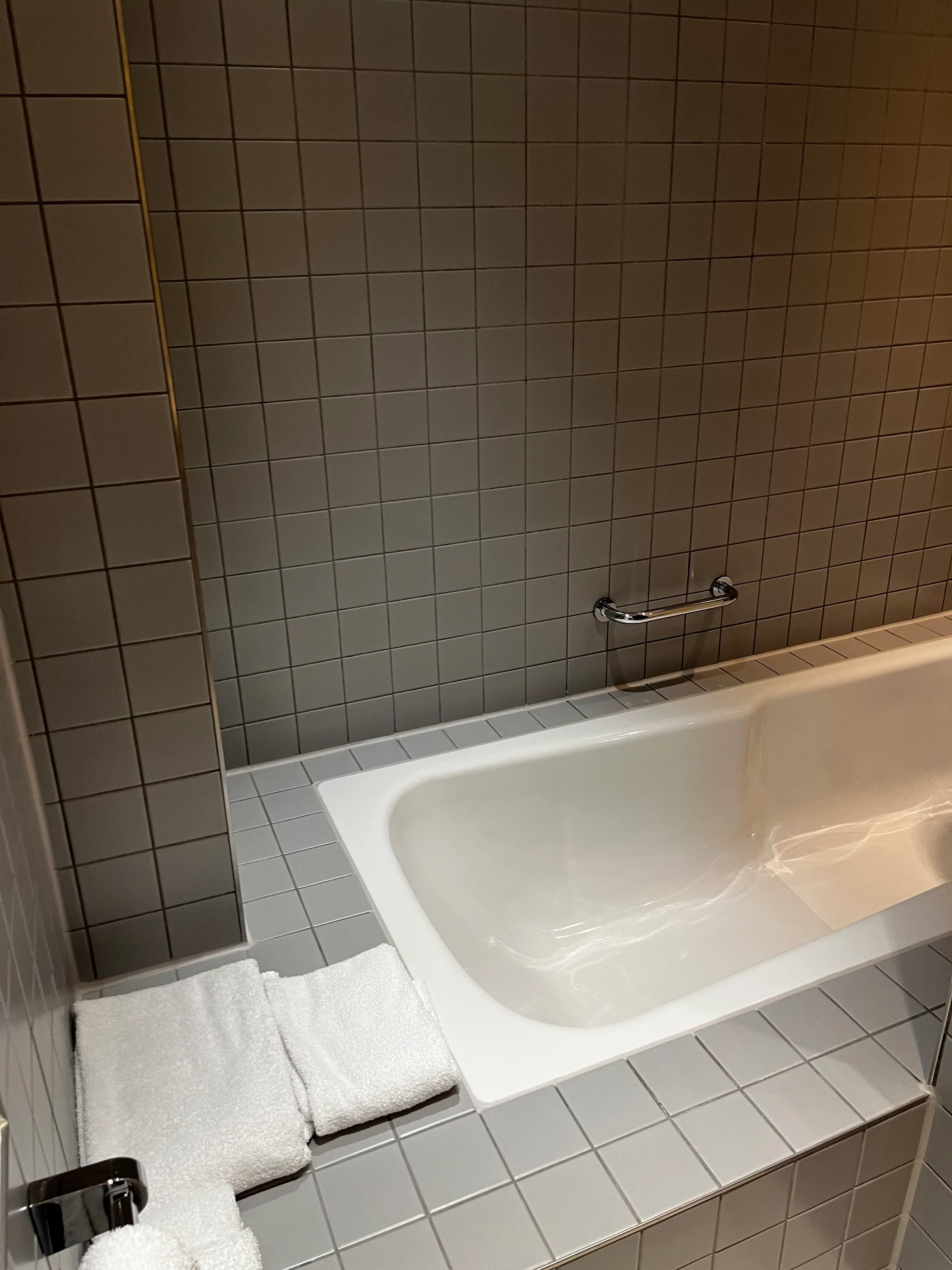 Hotelbad mit Badewanne und Handtüchern