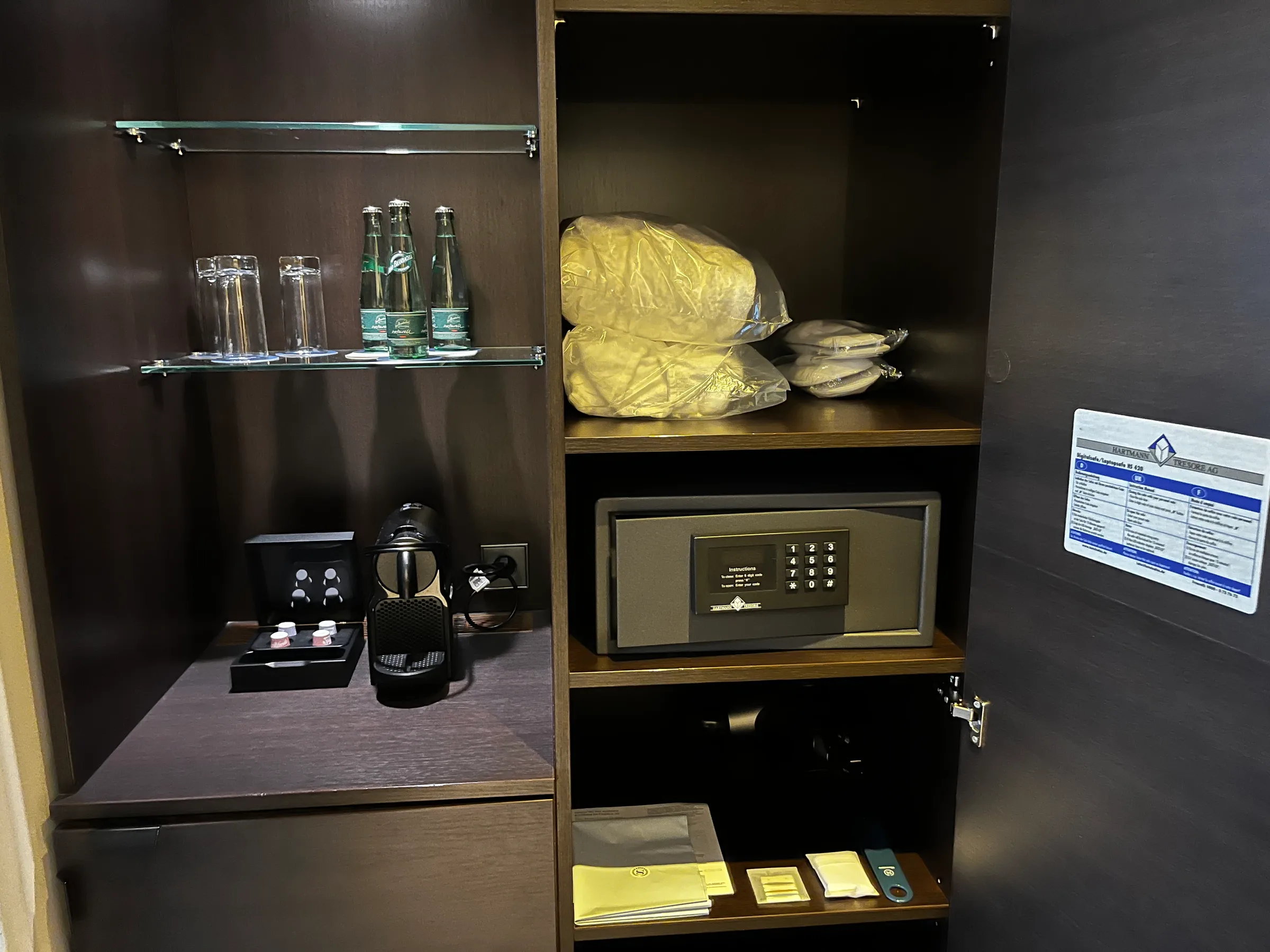 Hotelzimmer mit Safe, Getränken und Kaffeevollautomat