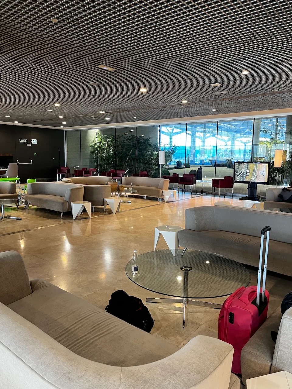 Loungebereich mit Sesseln und Couchen in Grautönen