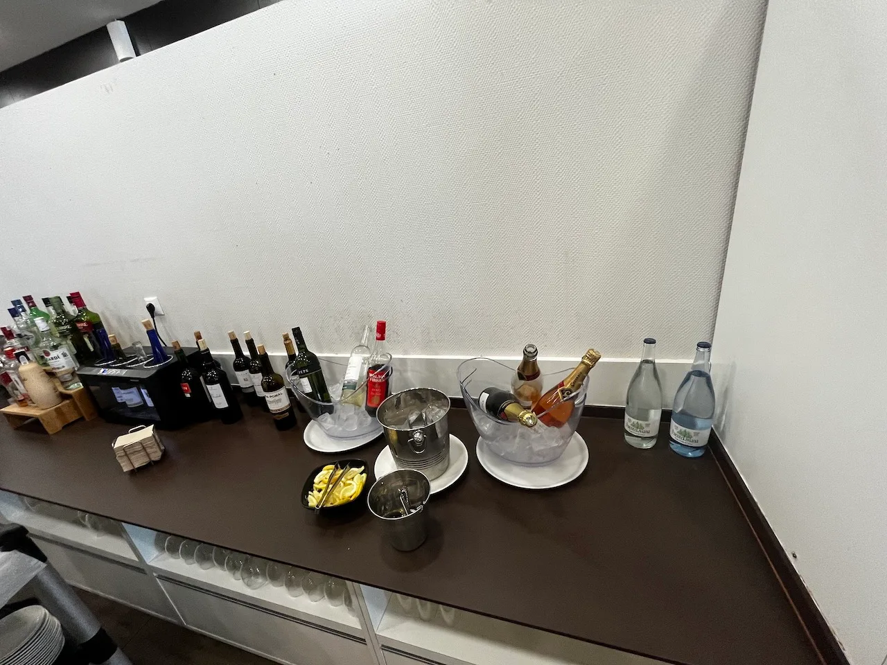 Hotelbar mit Eiswürfeln und Flaschen