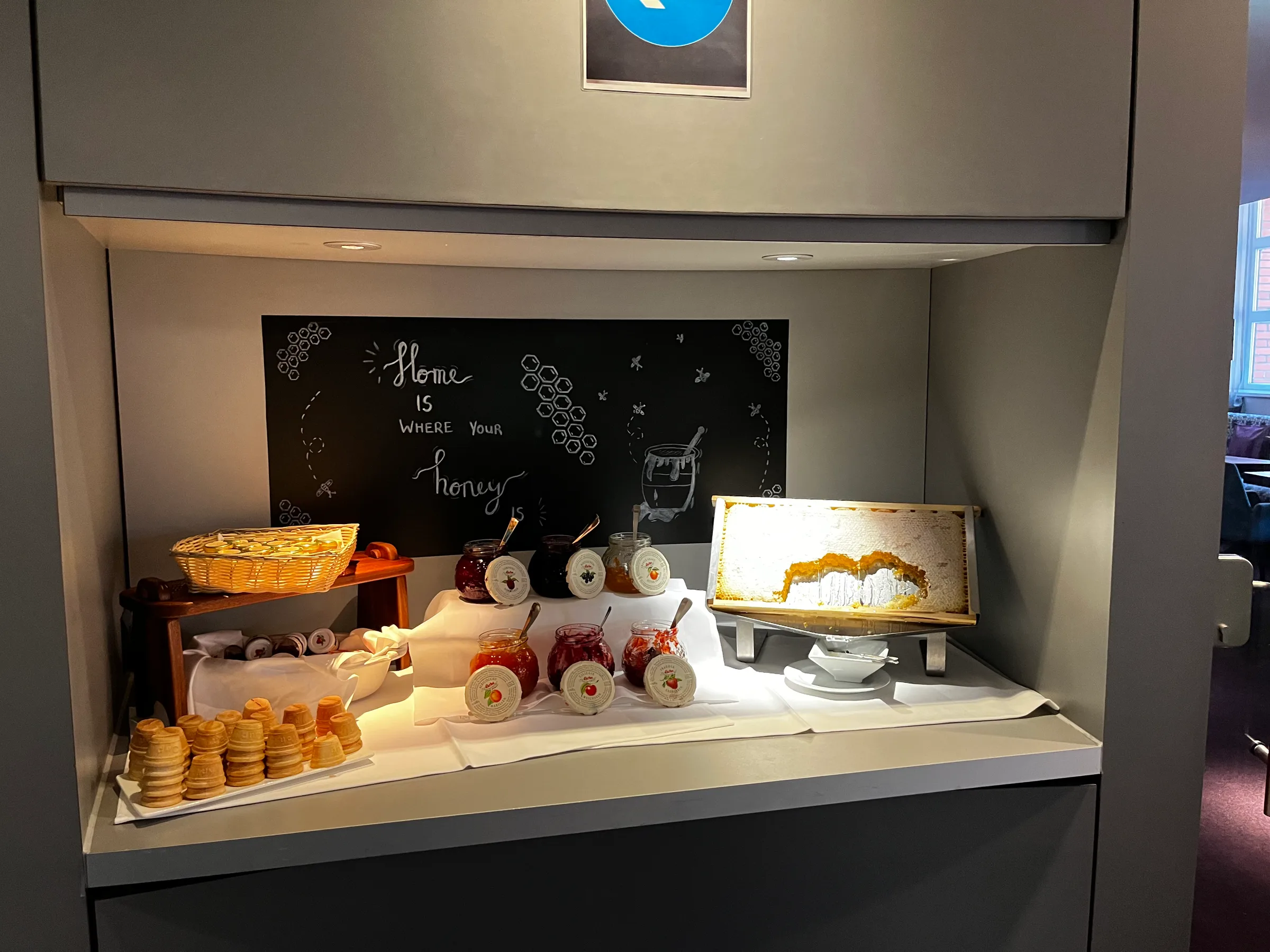 Frühstückstisch mit Honigprodukte und Brot im Hotel