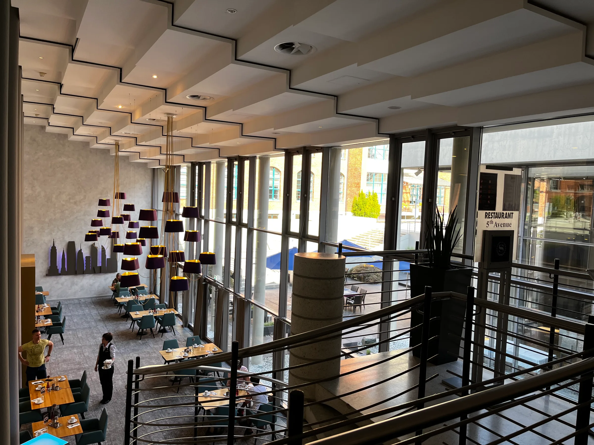Lobby des Sheraton Hannover Pelikan Hotel mit Tischen und Stühlen
