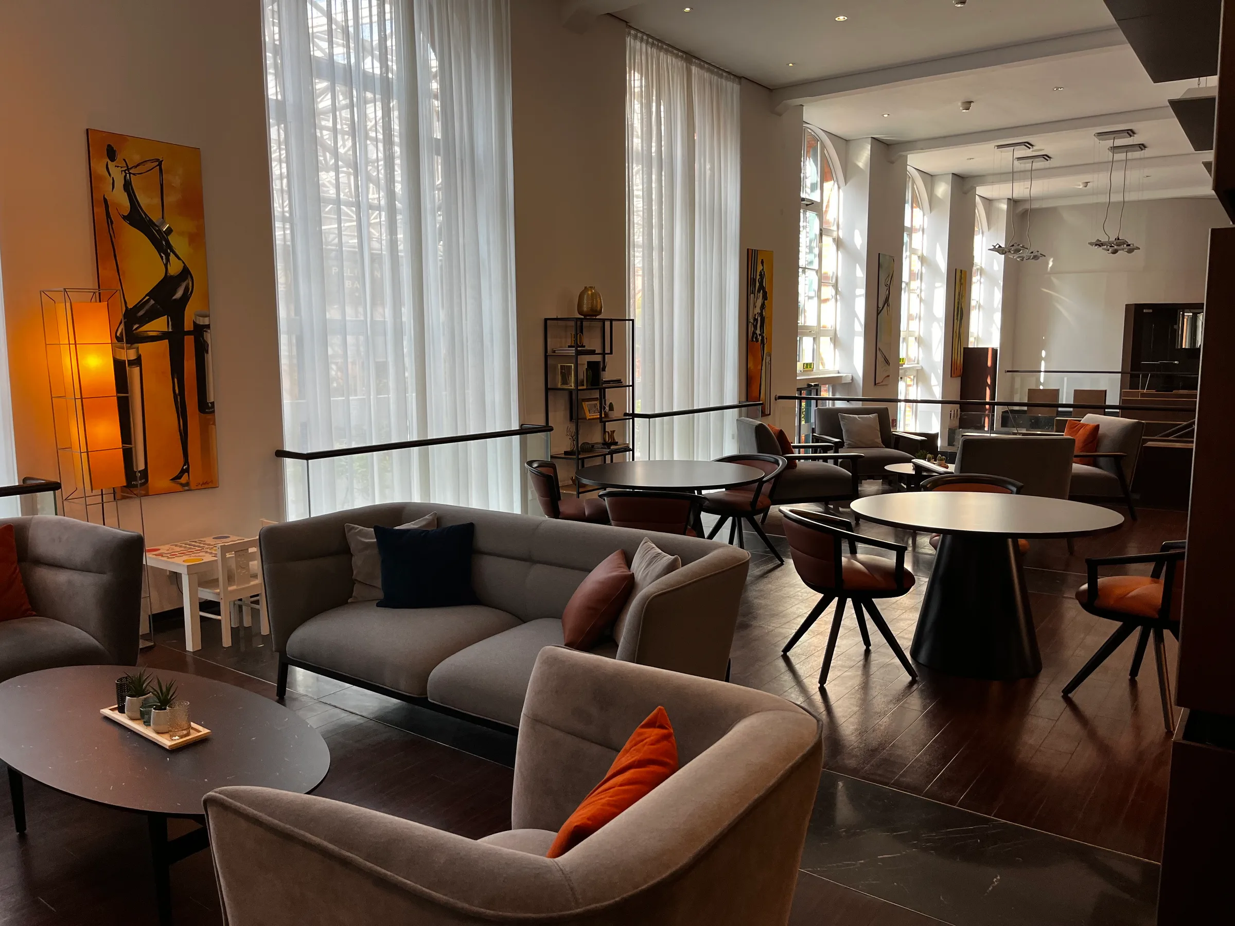 Loungebereich im Sheraton Hannover Pelikan Hotel mit moderner Einrichtung und großen Fenstern