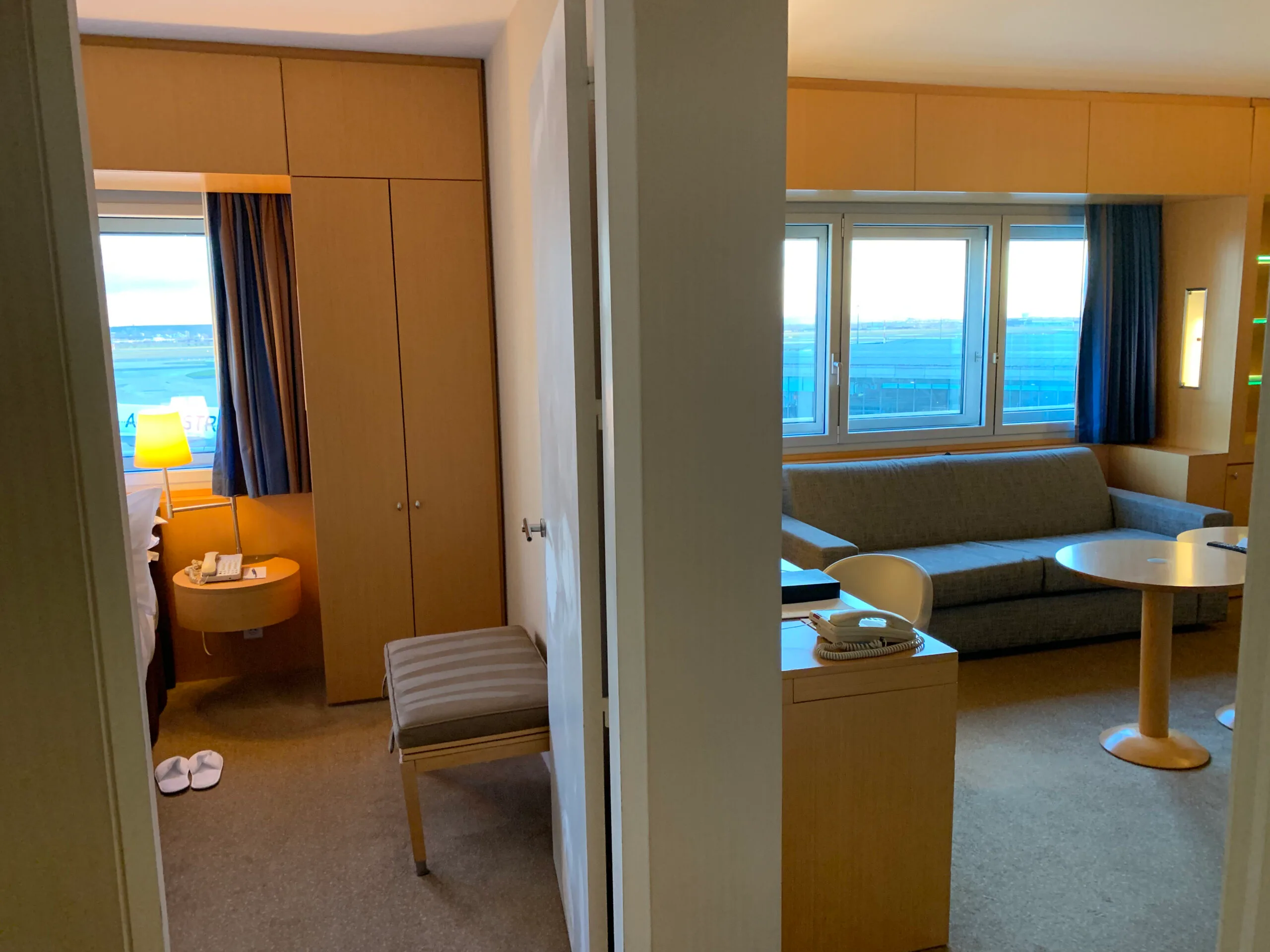 Hotelzimmer mit Doppelbett und Couch im Flughafenhotel