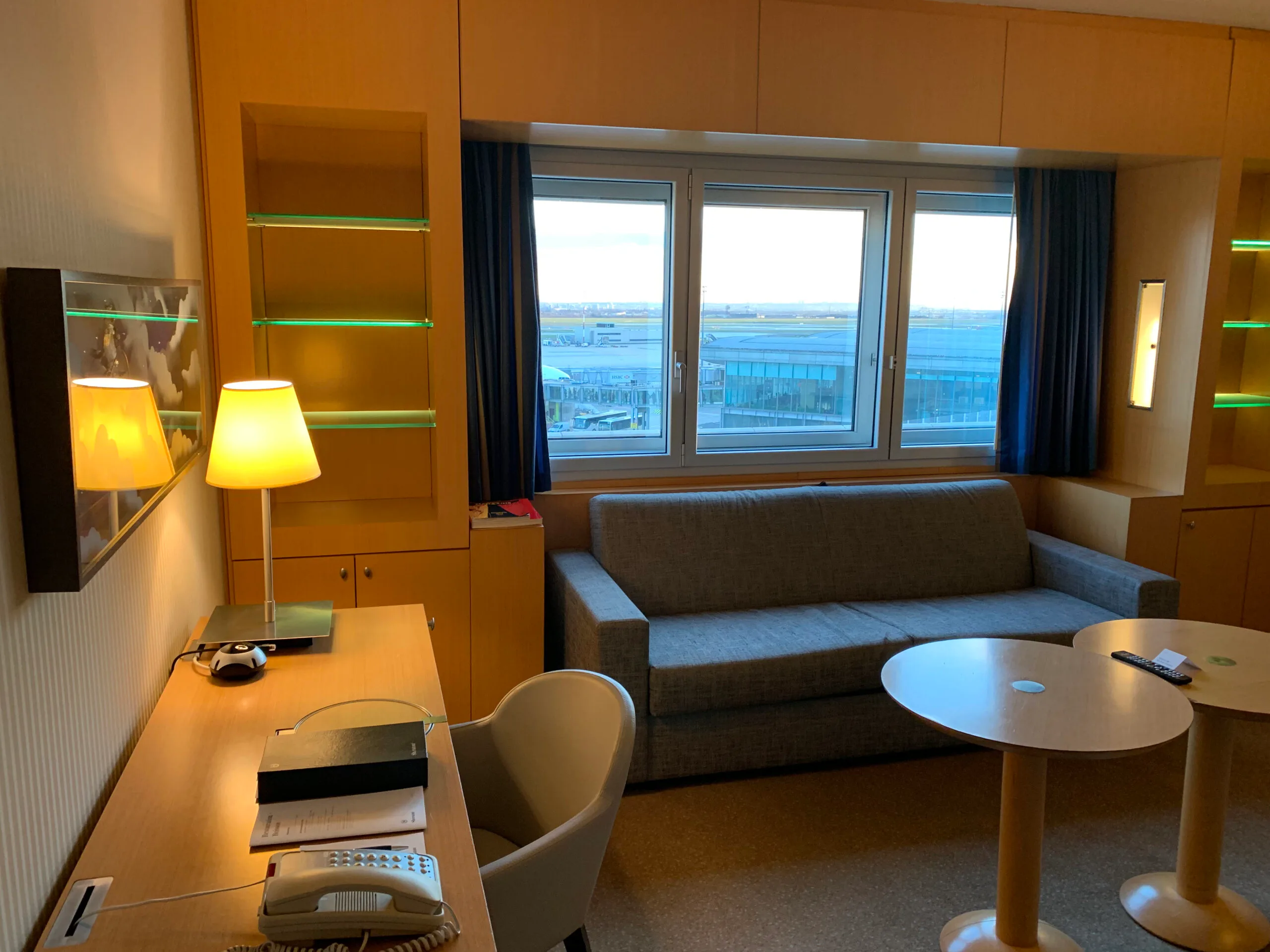 Hotelzimmertür mit Nummer 221 und Sicherheitsschild