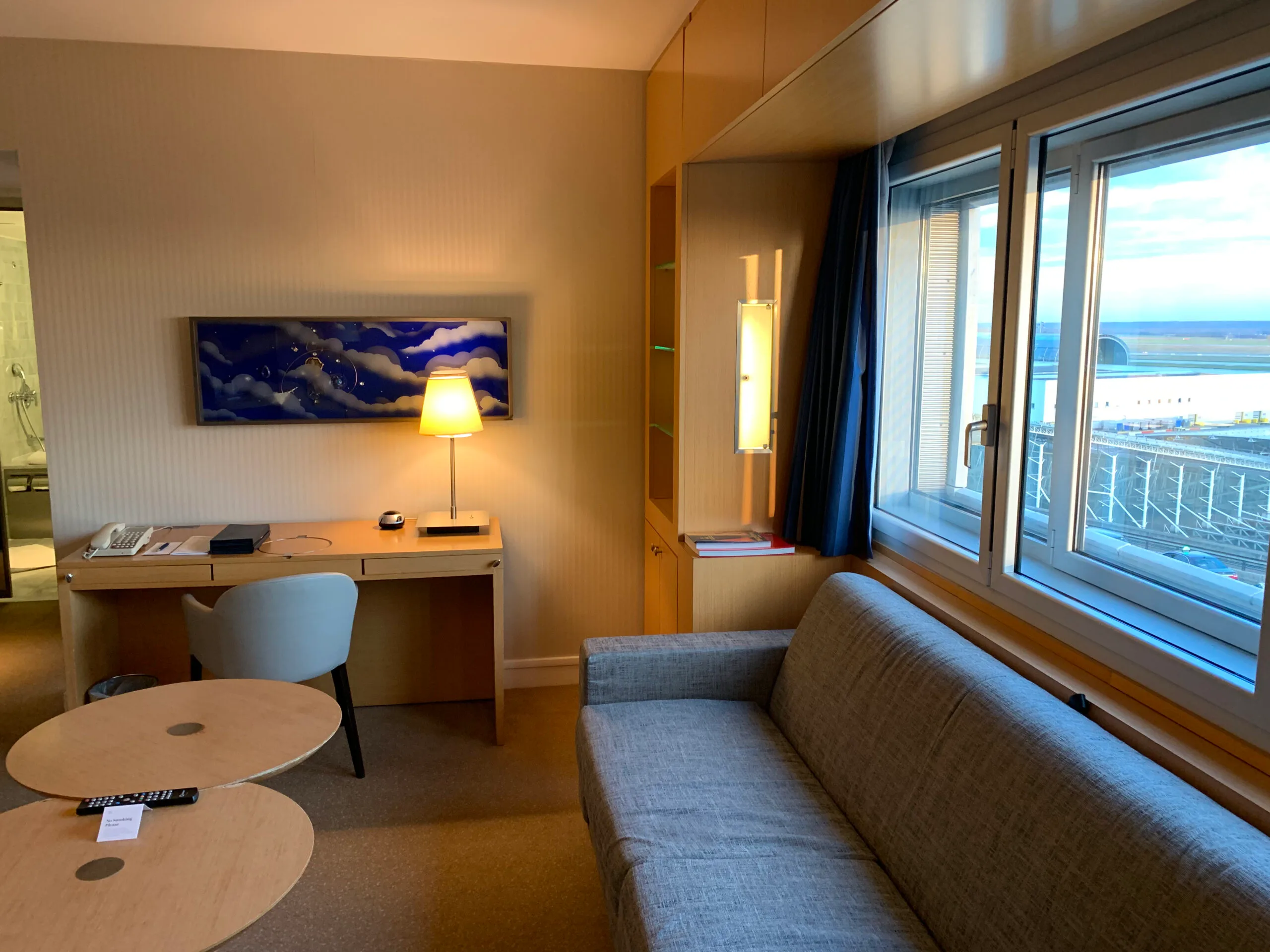 Hotelzimmer mit Schreibtisch, Lampe und Sofa