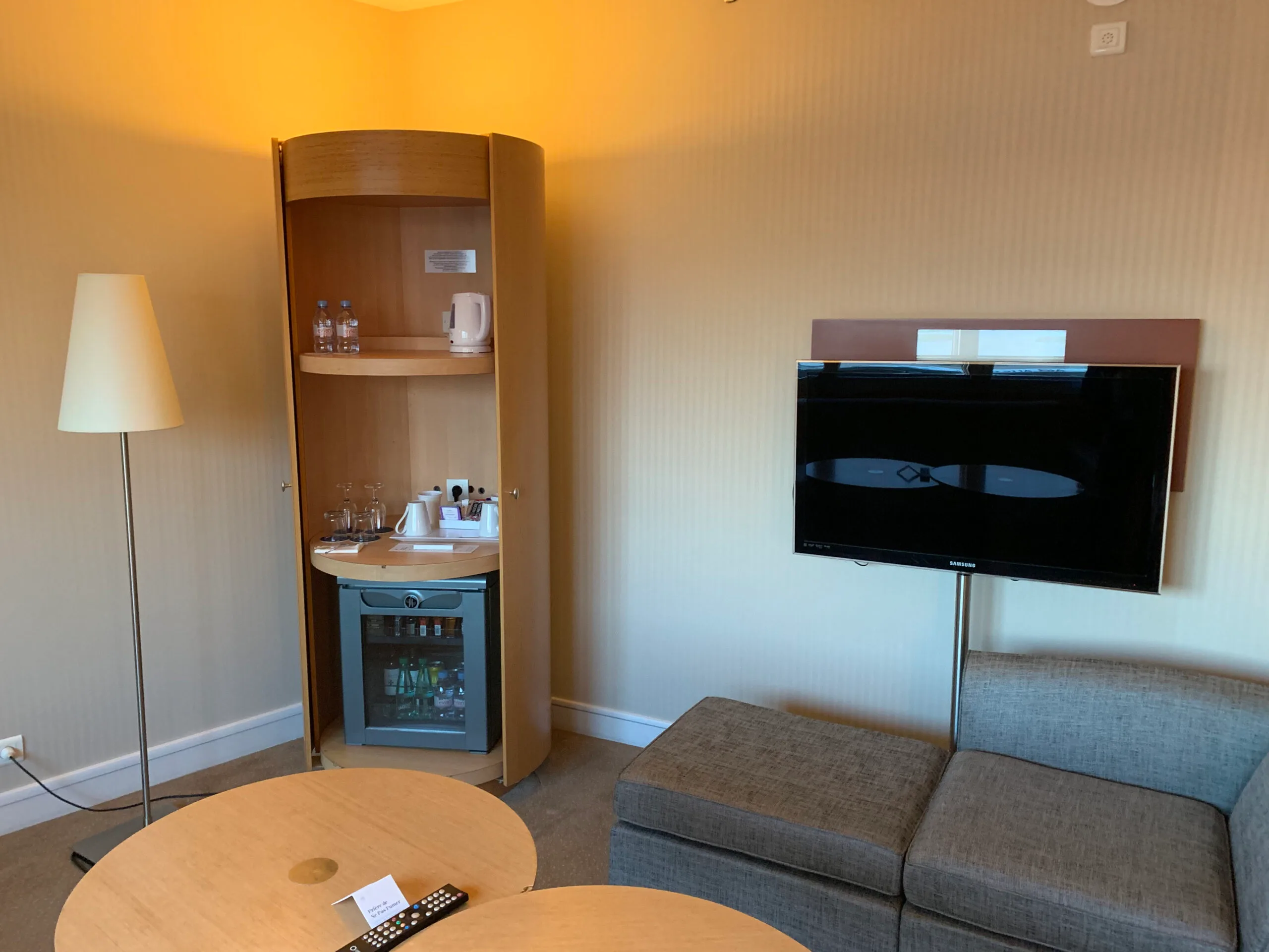 Hotelzimmer mit Minibar und Fernseher an der Wand
