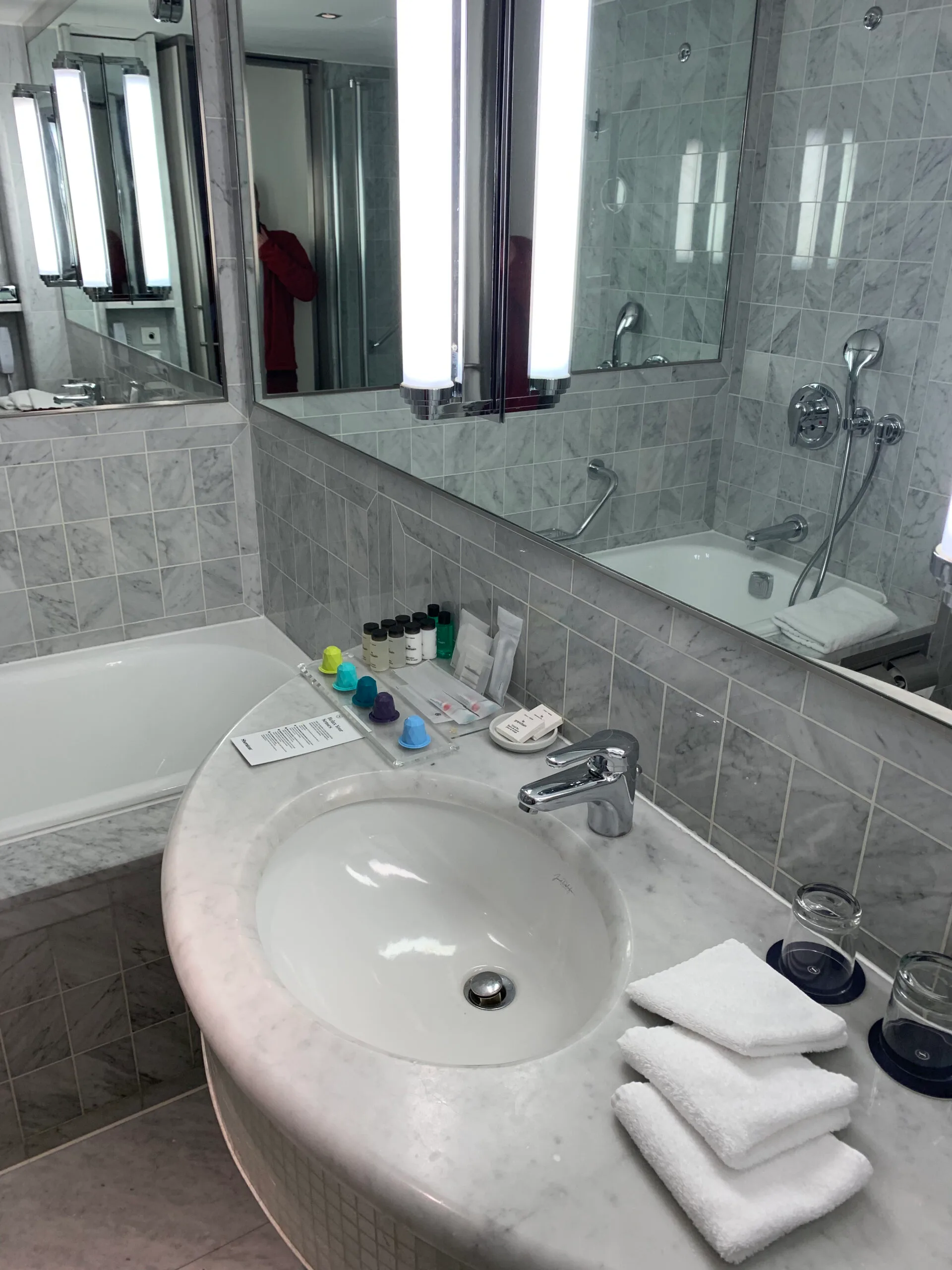 Hotelzimmer mit Flachbildfernseher und Minibar
