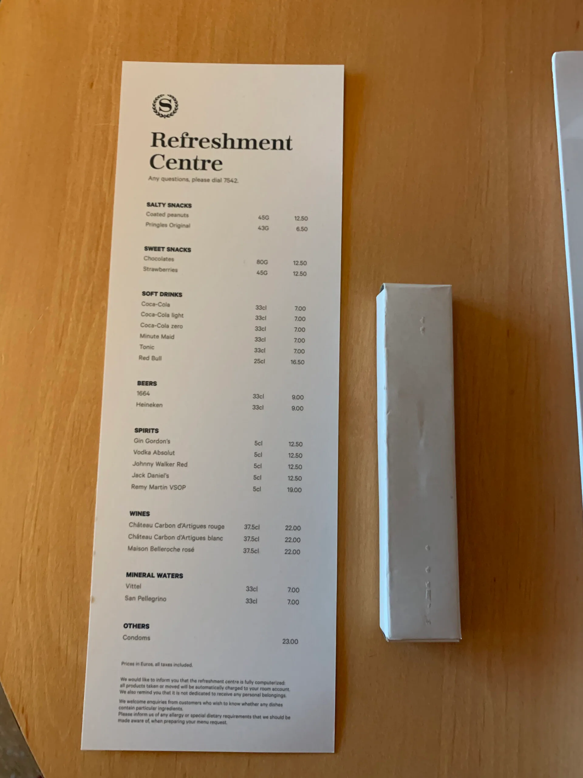 Hotelzimmer mit Flachbildfernseher und Kaffeemaschine