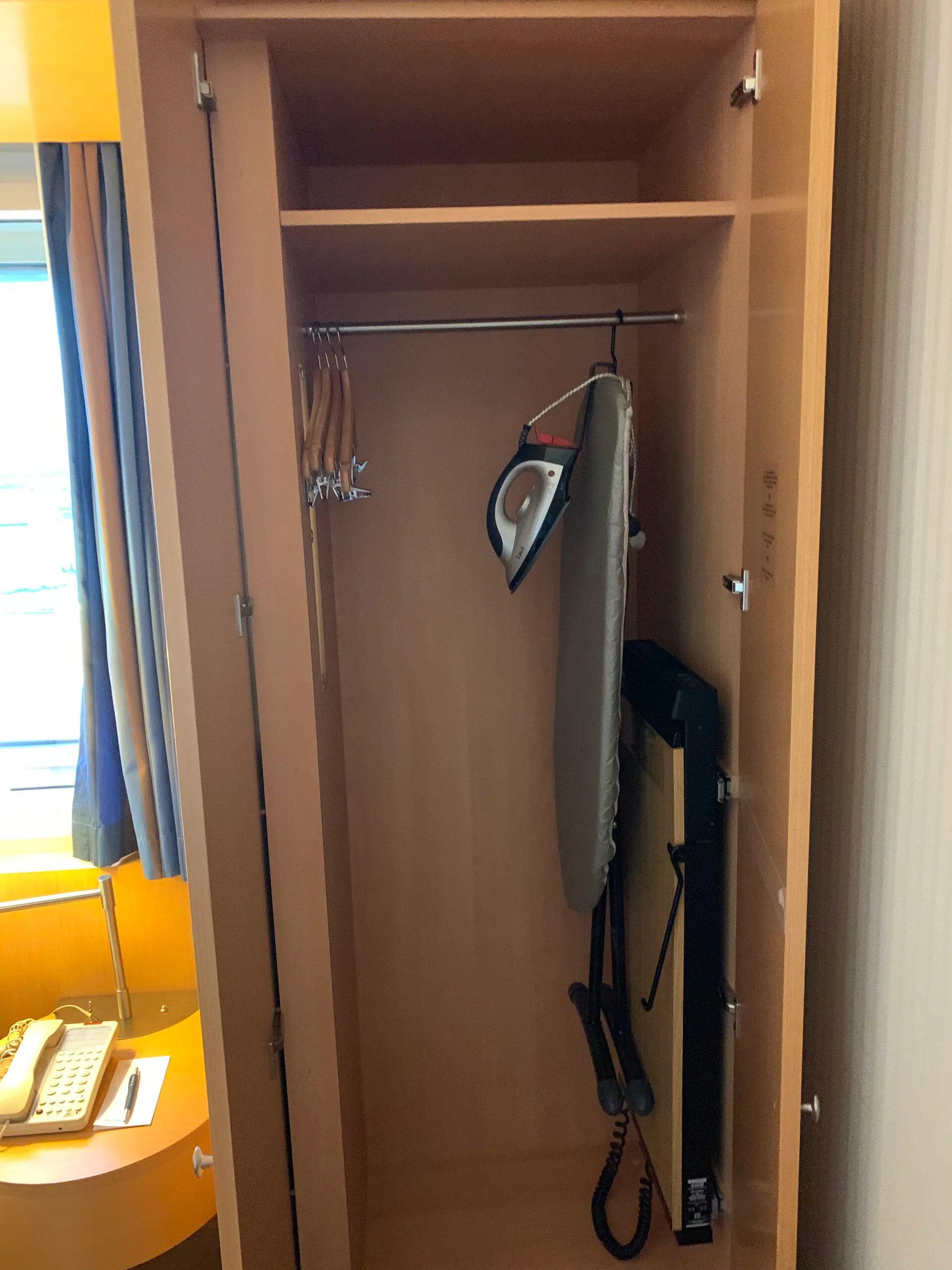 Schwarzer Badezimmerspiegel mit runden Beleuchtungselementen und weißen Waschbecken