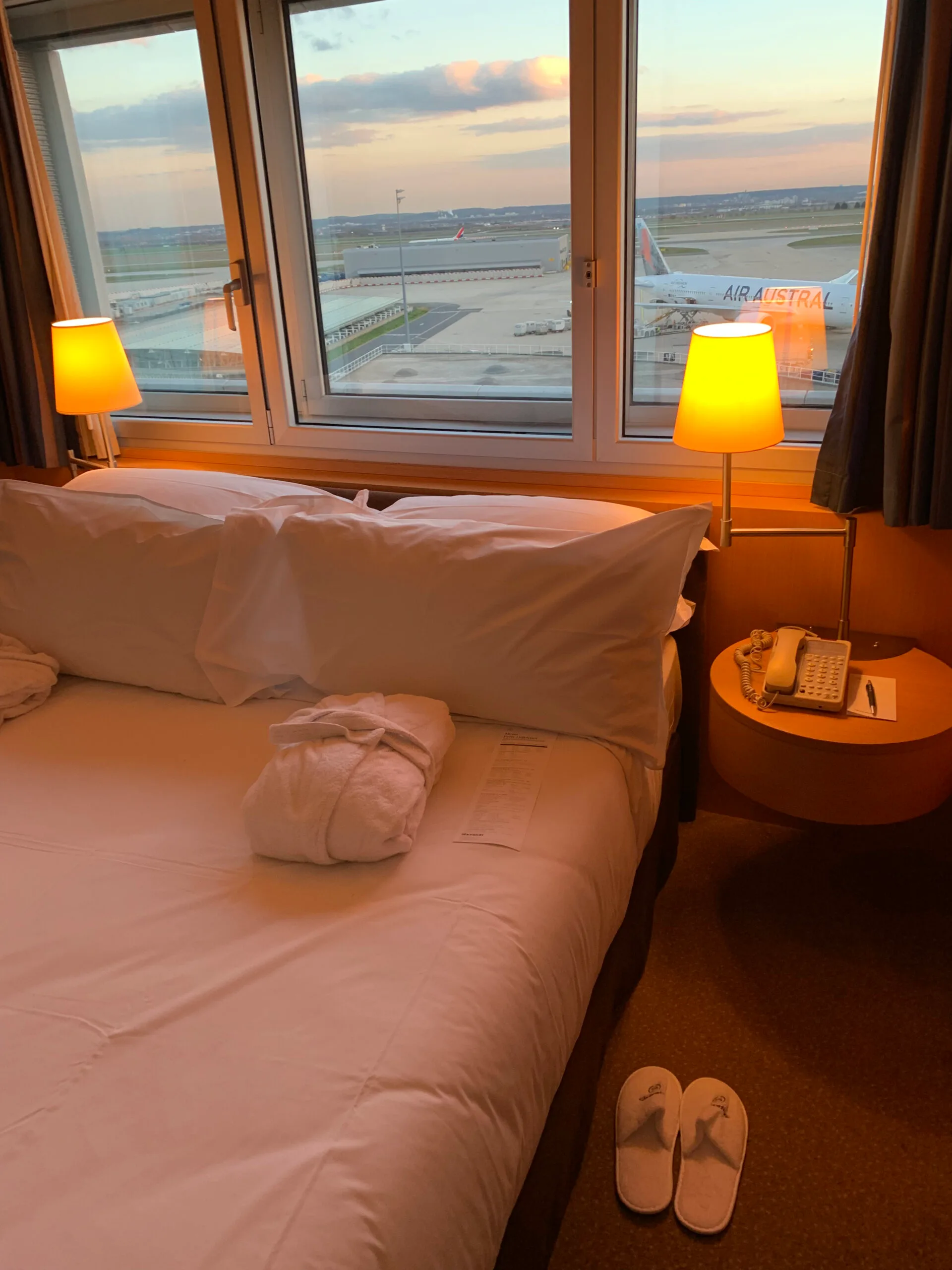 Hotelzimmerecke mit Taschentuchboxen und Handtuch auf schwarzem Tisch