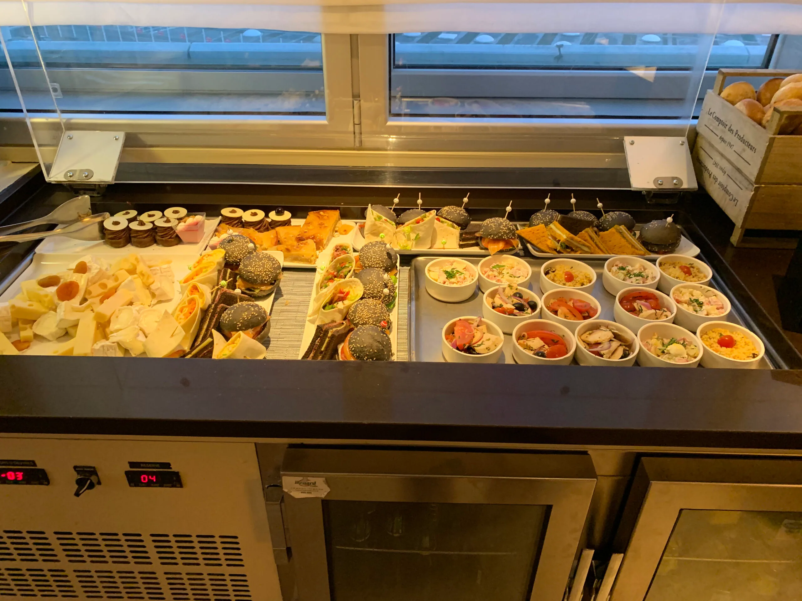 Frühstücksbuffet mit Saftdispensern und Kaffeeautomat im Hotel