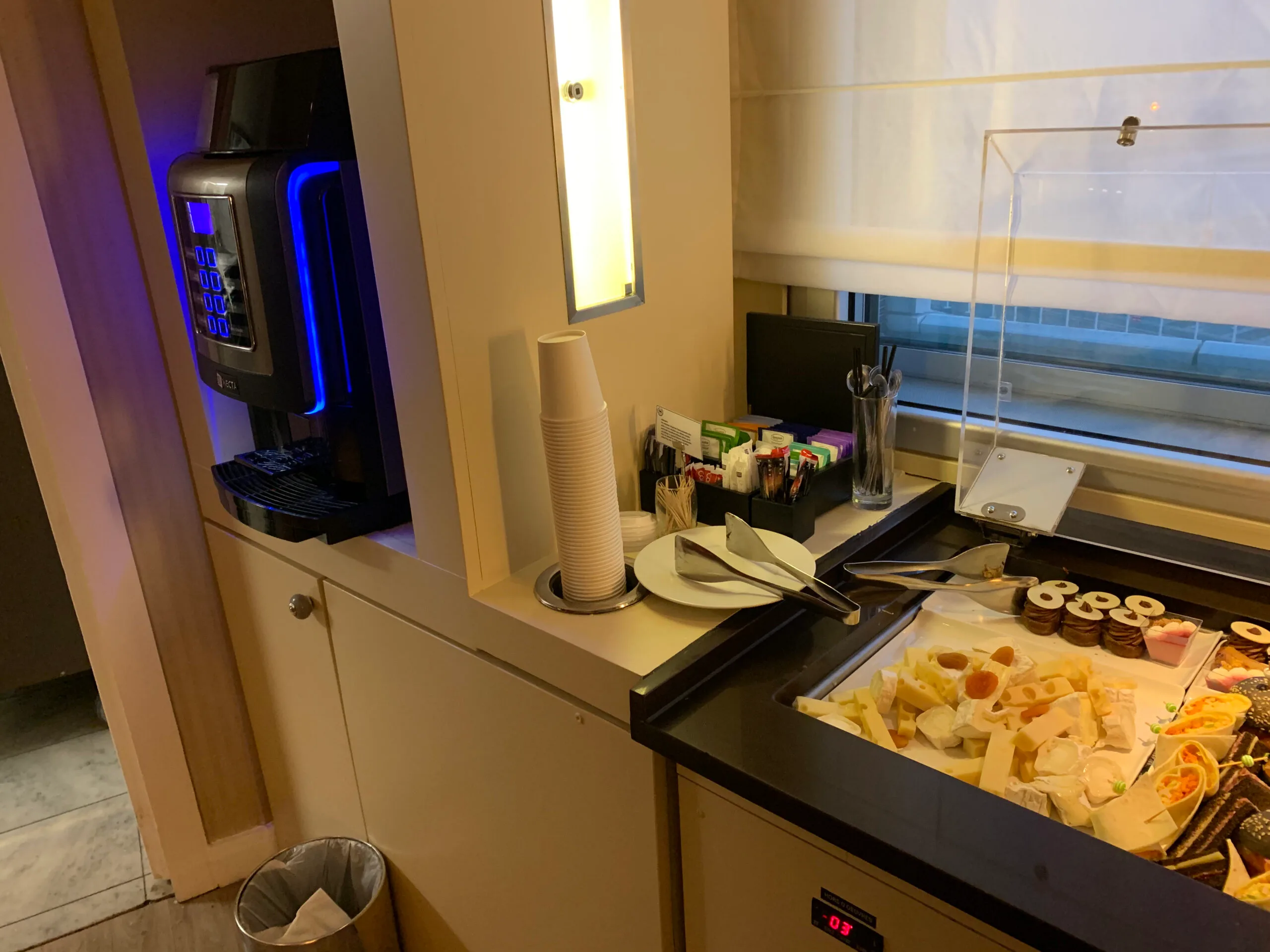 Frühstückbuffet mit Obst, Nüssen und Getränken