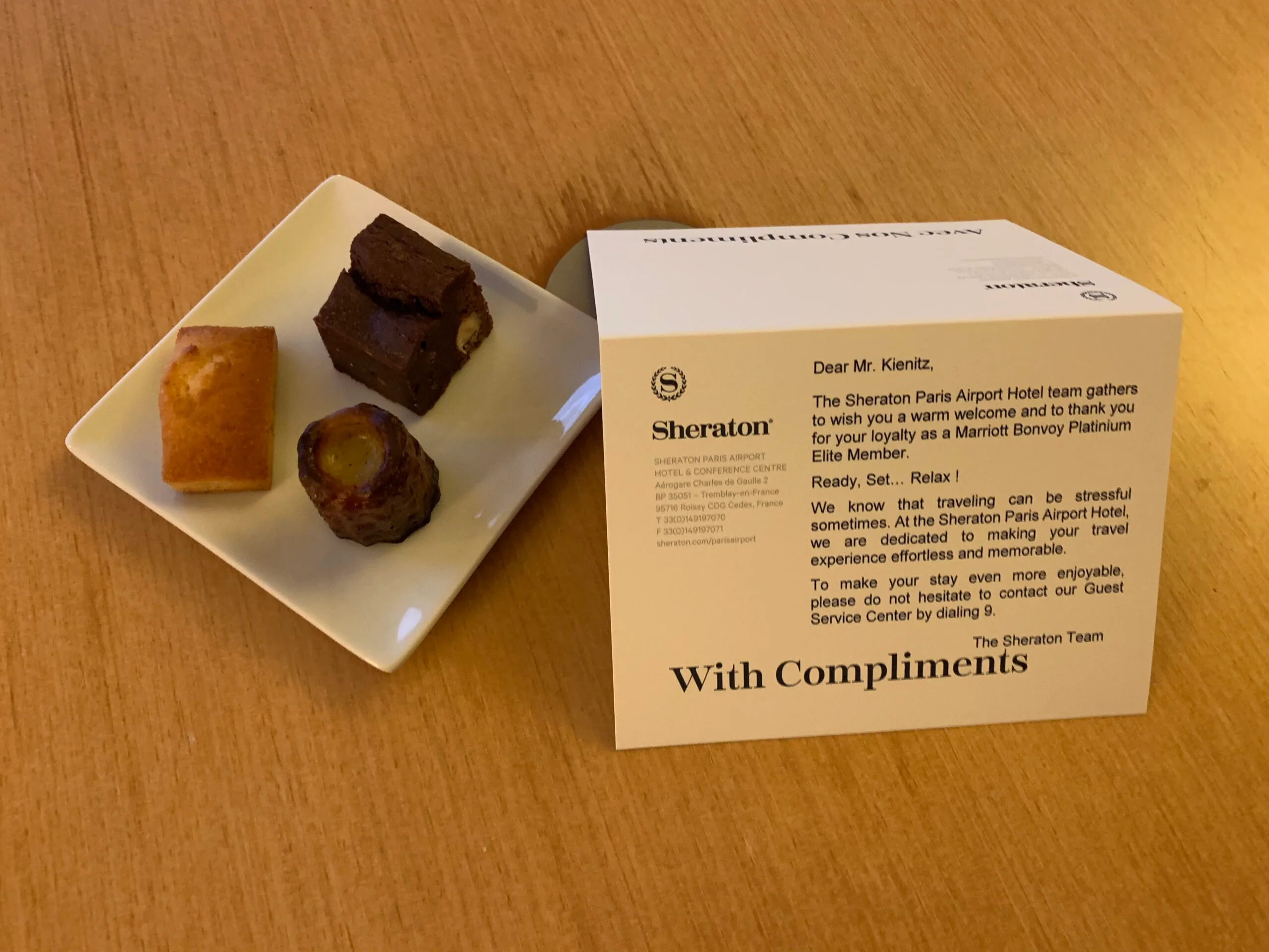 Frühstückstisch mit Keksen, Brot und Toaster im Hotel