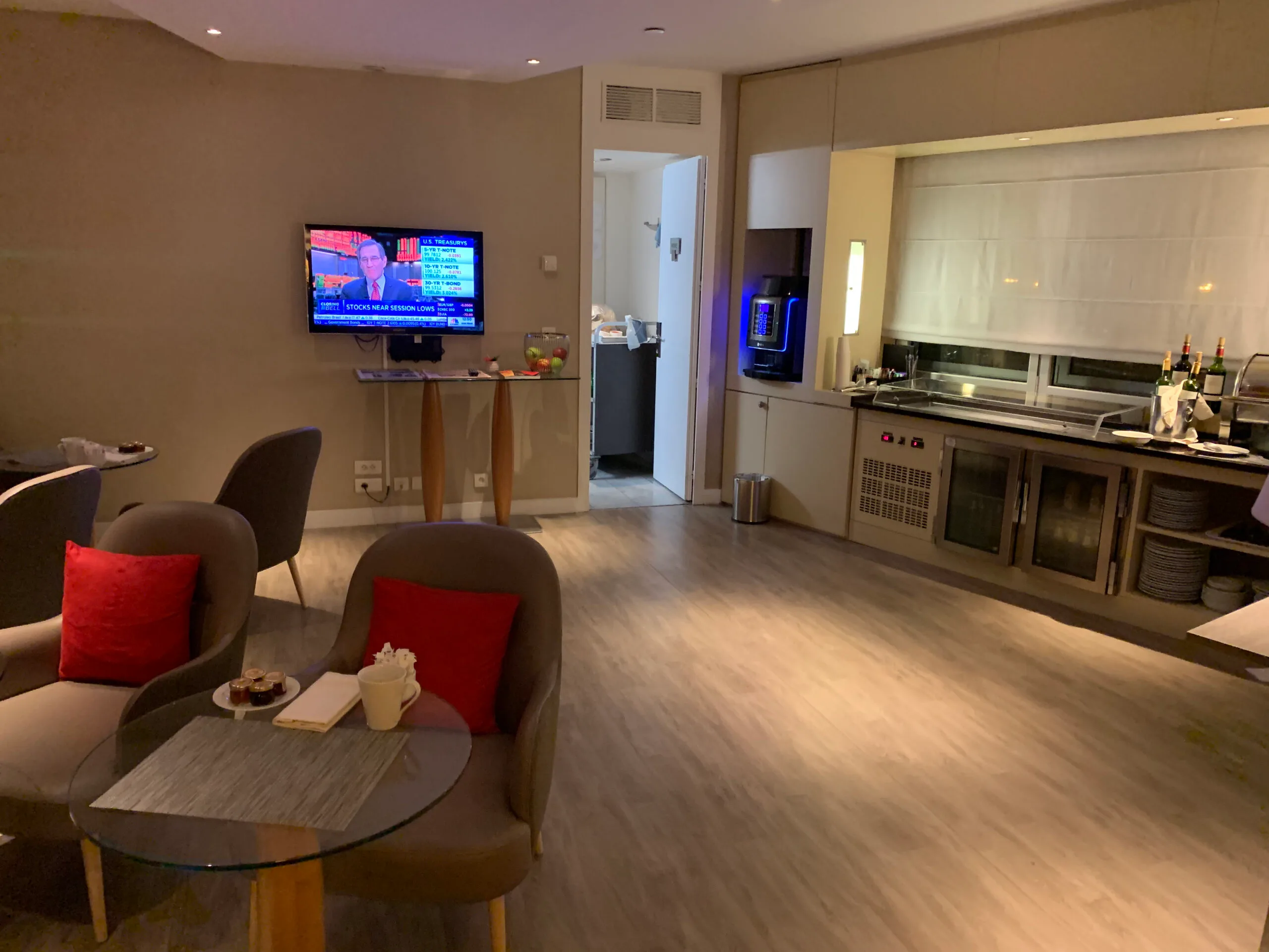 Buffet mit verschiedenen Gerichten und Tellern im Hotel