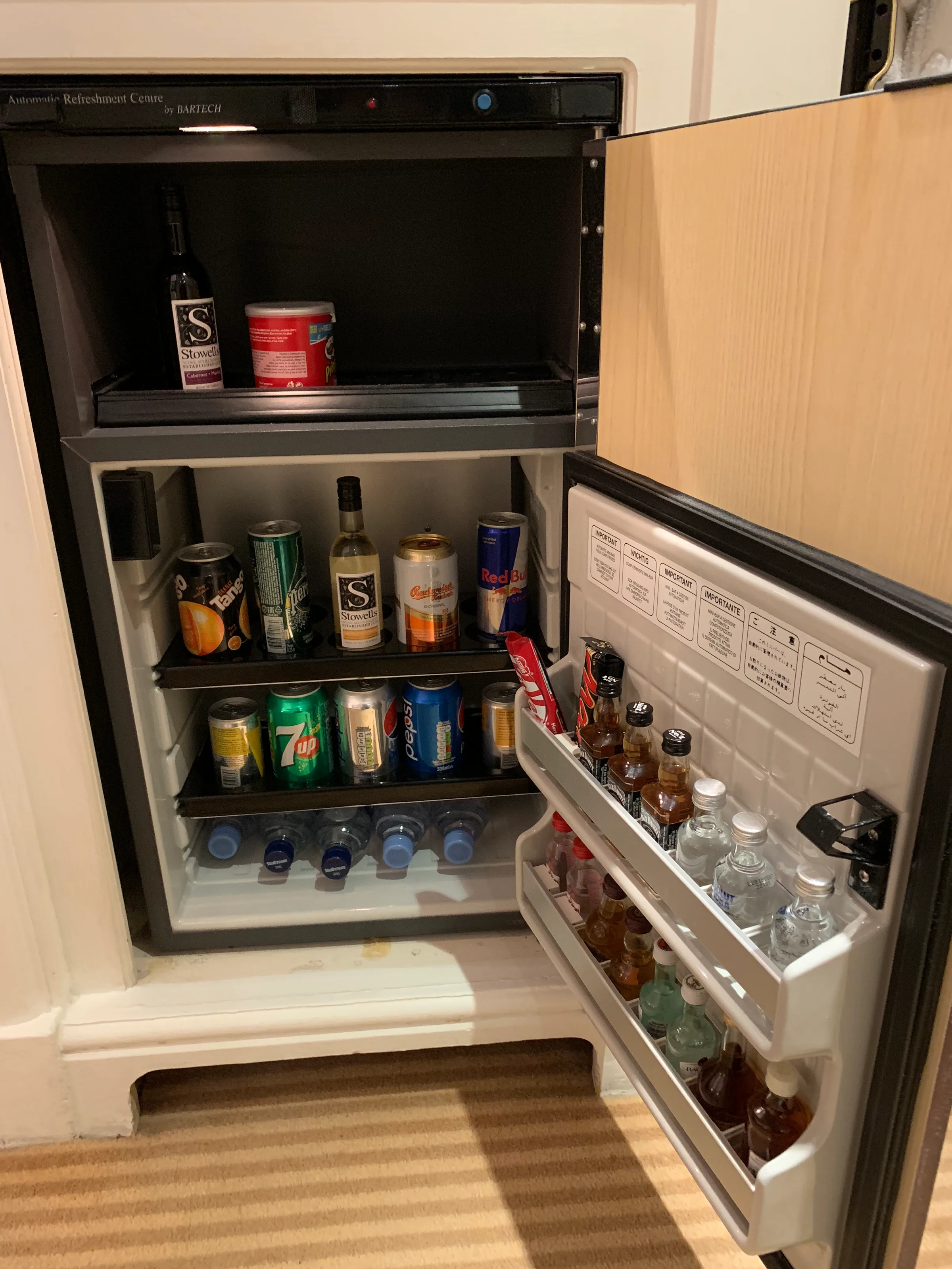 Hotelkühlschrank mit Getränken und Spirituosen