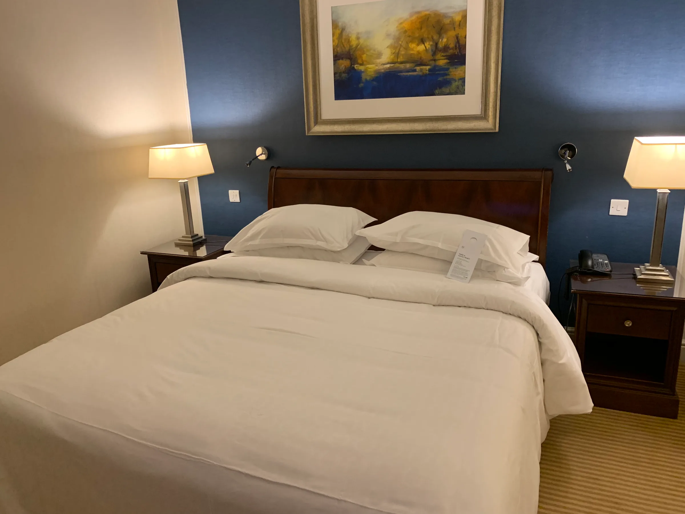 Hotelzimmer mit Doppelbett und Nachttischen