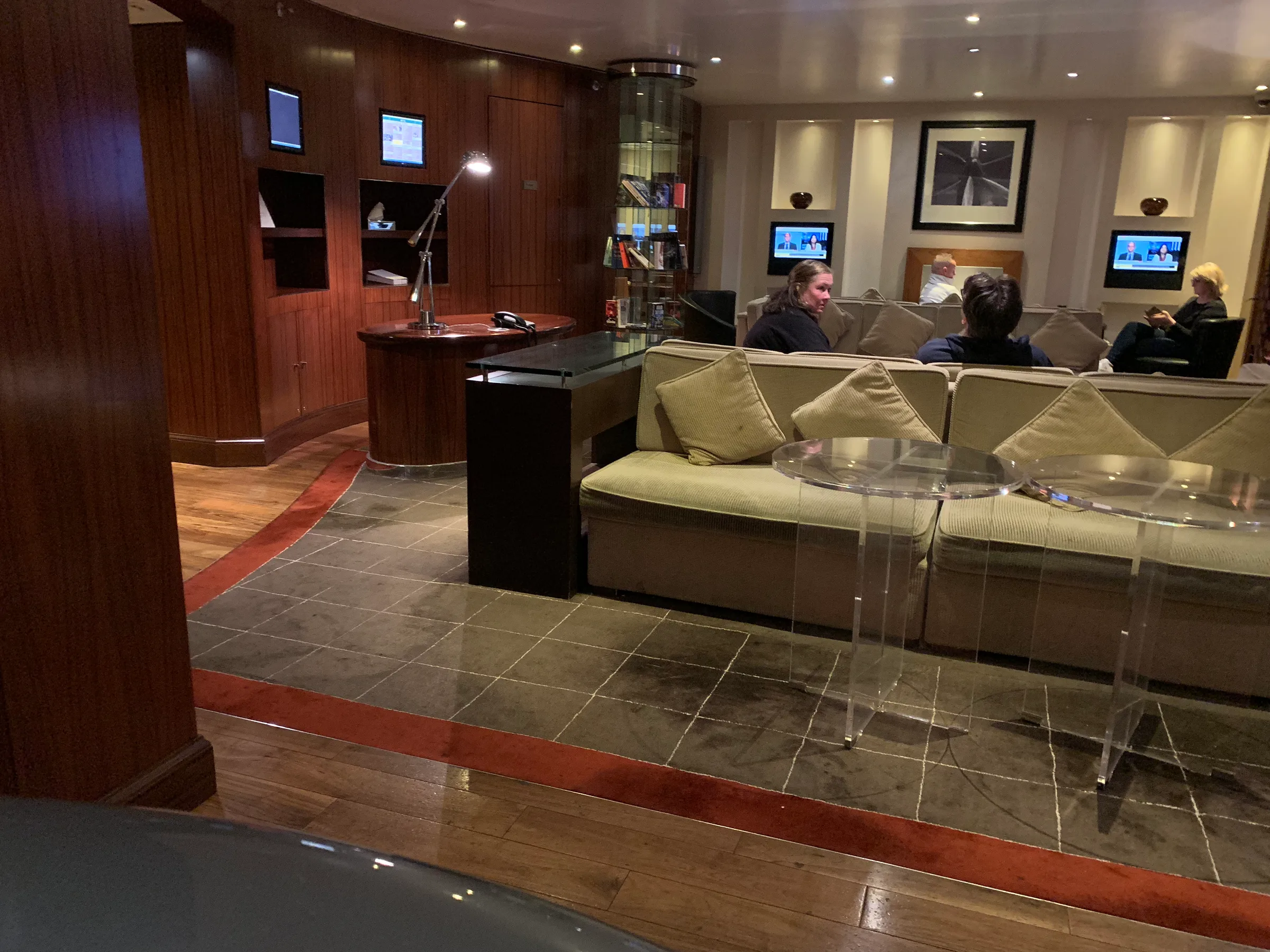Hotellobby mit Sitzmöbeln und Fernsehern