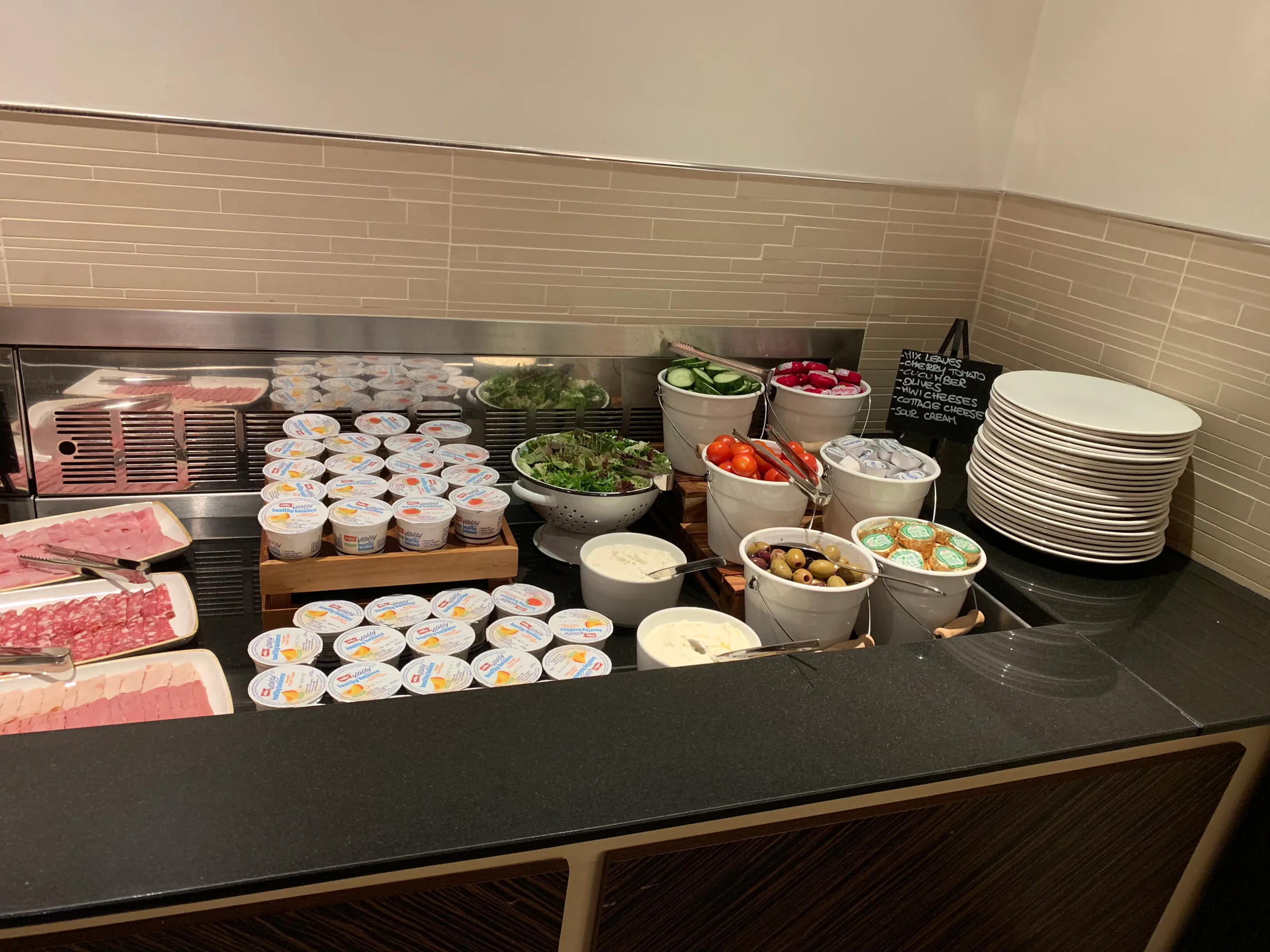 Frühstücksservice mit Salat, Käse, Oliven und anderen Snacks
