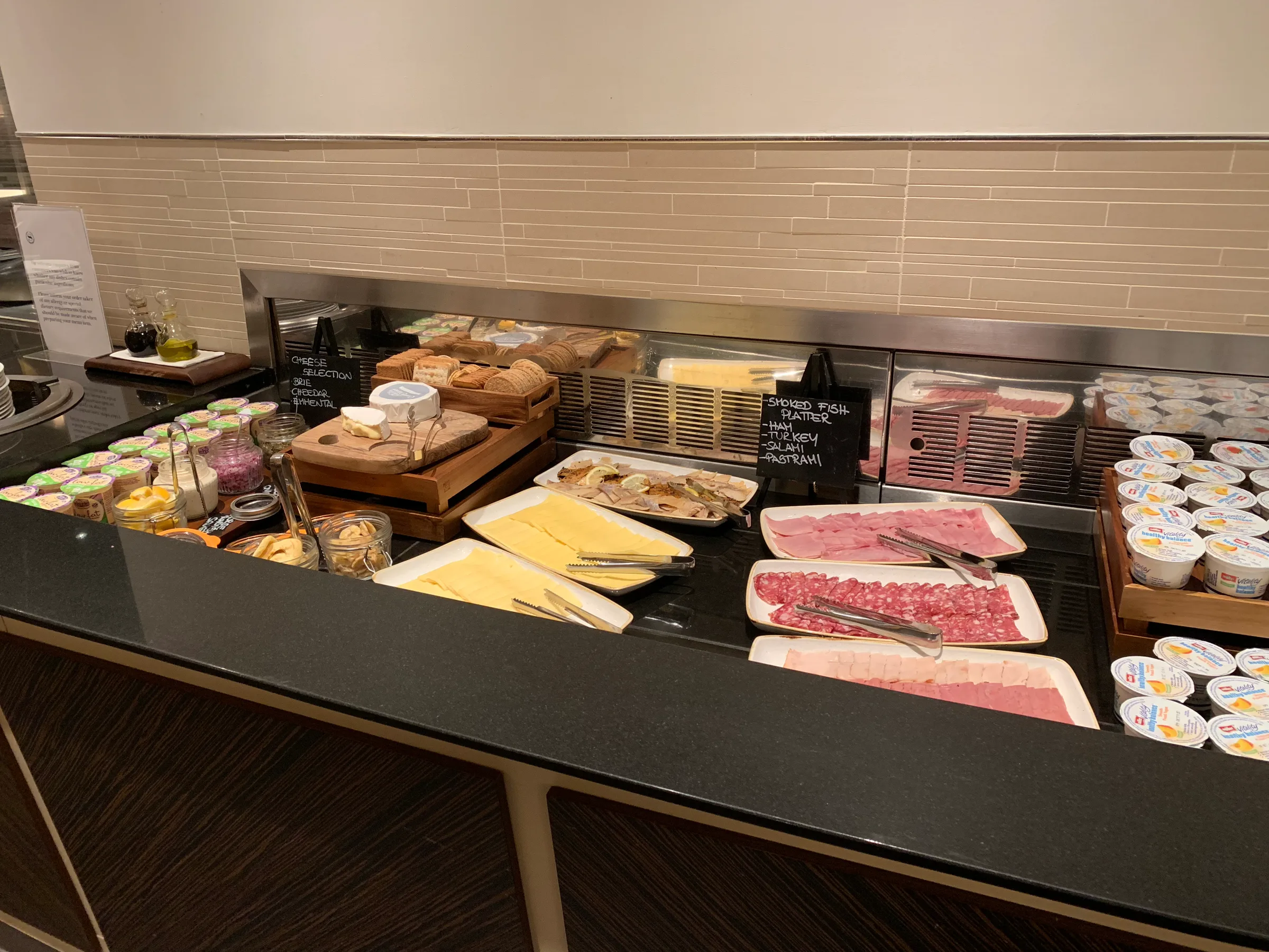 Frühstücksbuffet mit verschiedenen Speisen und Milchprodukten