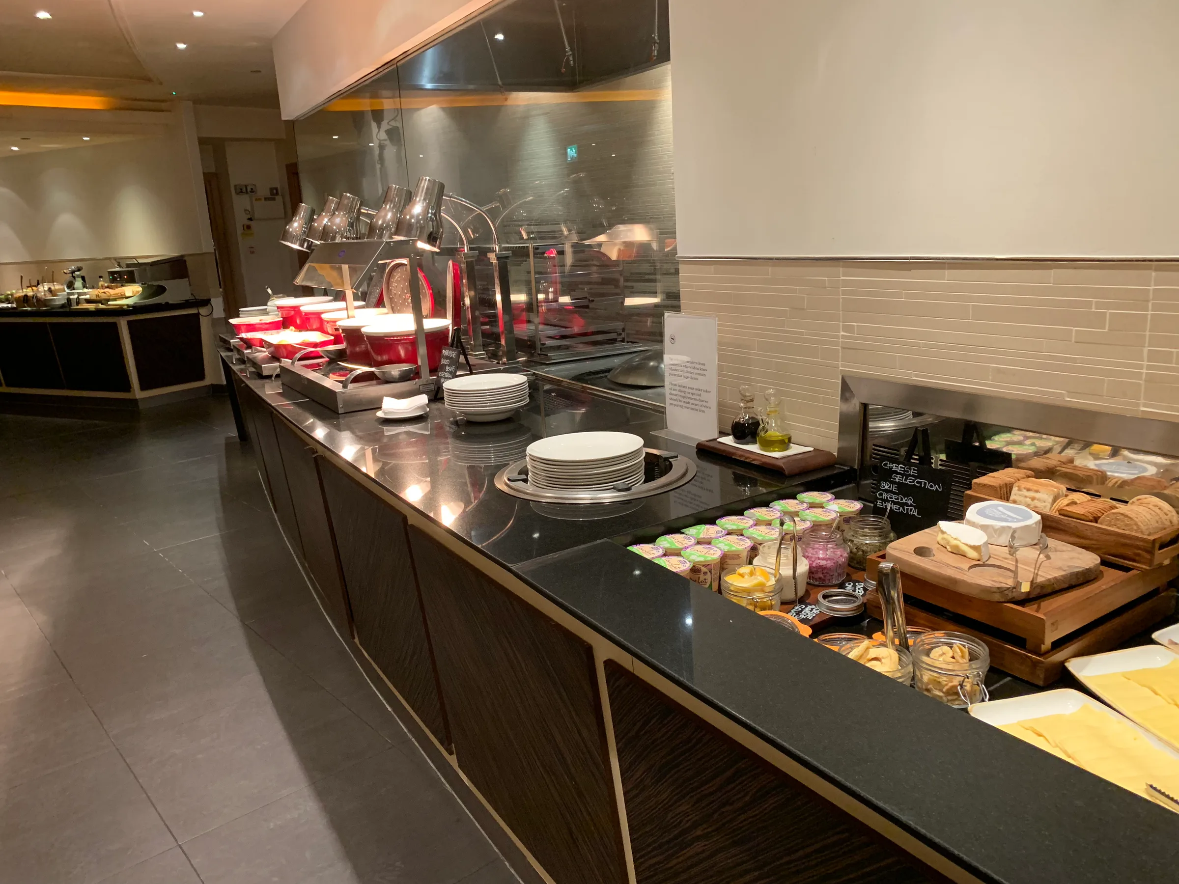 Frühstücksbuffet im Hotel mit Käse, Brot und Getränken