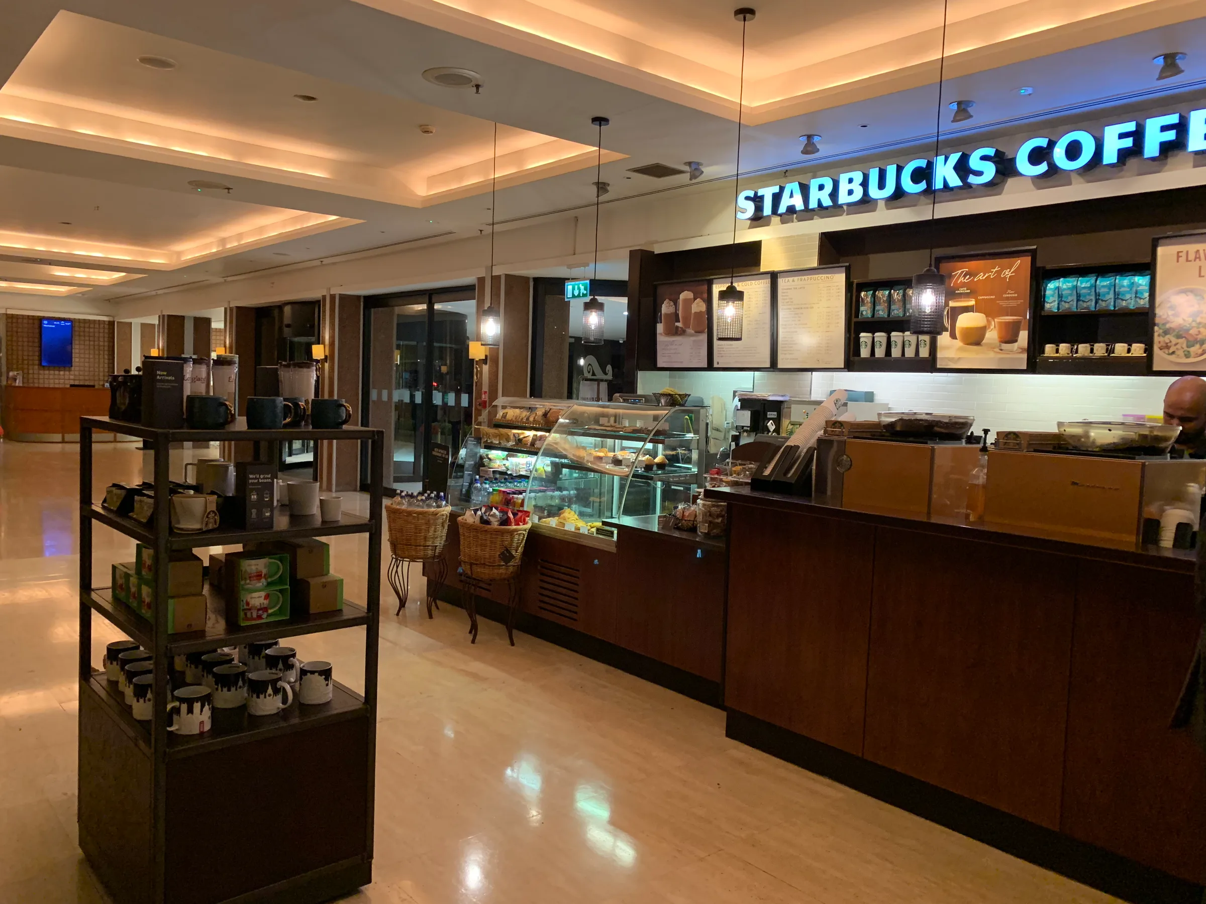 Starbucks-Kaffeebar im Hotel mit Kuchen und Getränken