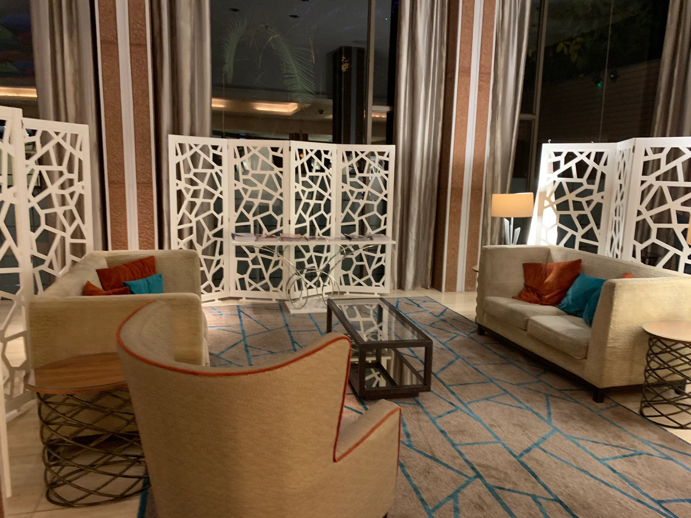 Loungebereich mit Sesseln und Couchen im Sheraton Skyline London Heathrow Hotel