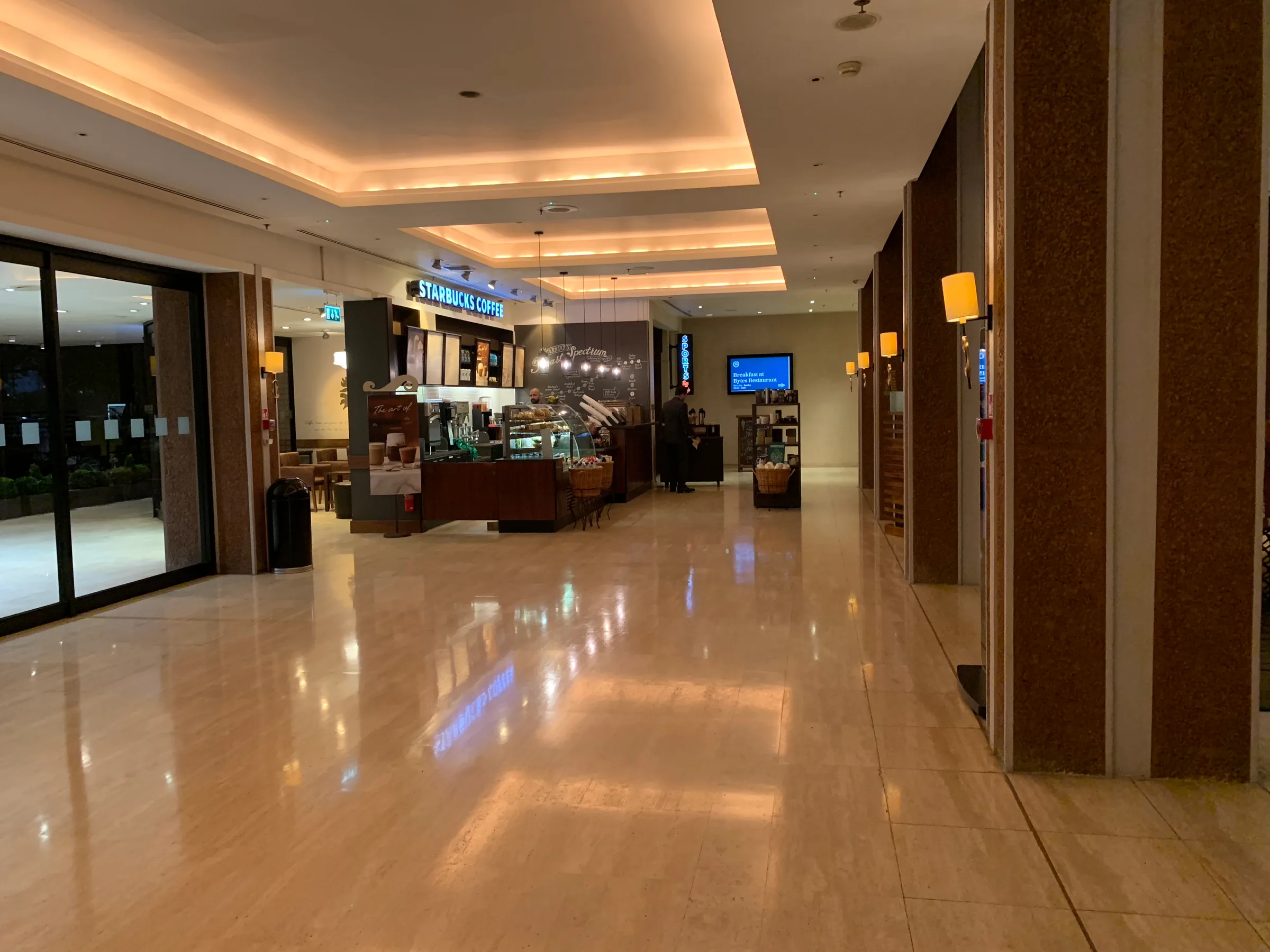 Lobby des Sheraton Skyline London Heathrow Hotel mit Starbucks-Café