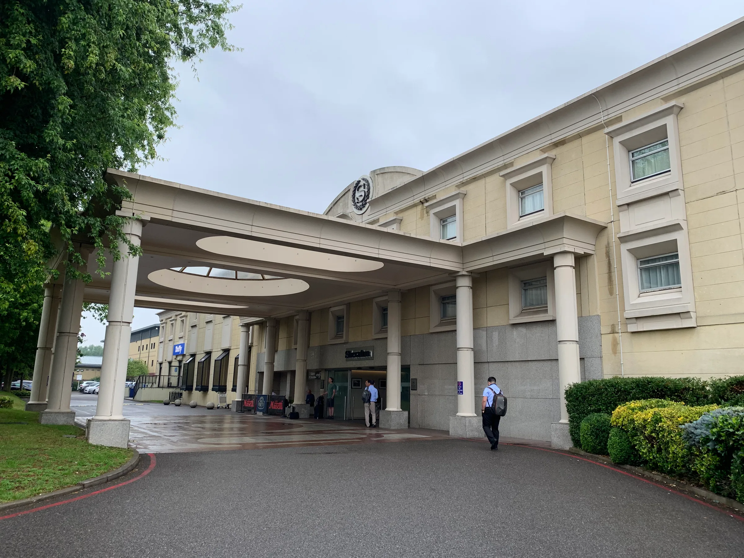 Eingangsbereich des Sheraton Skyline London Heathrow Hotels mit Säulen und Überdachung