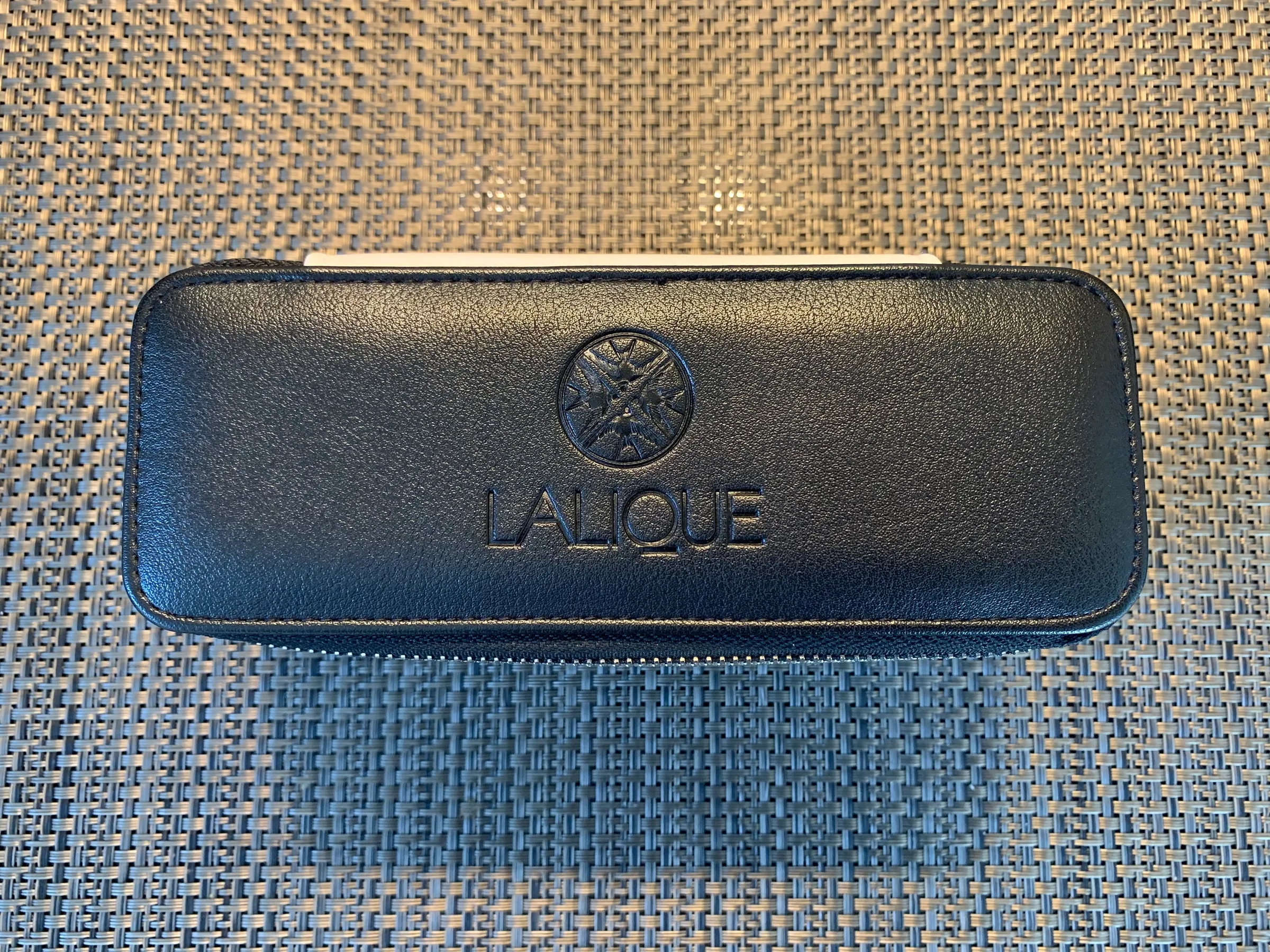 Lederhülle für Amenity Kit mit eingraviertem Logo von Lalique