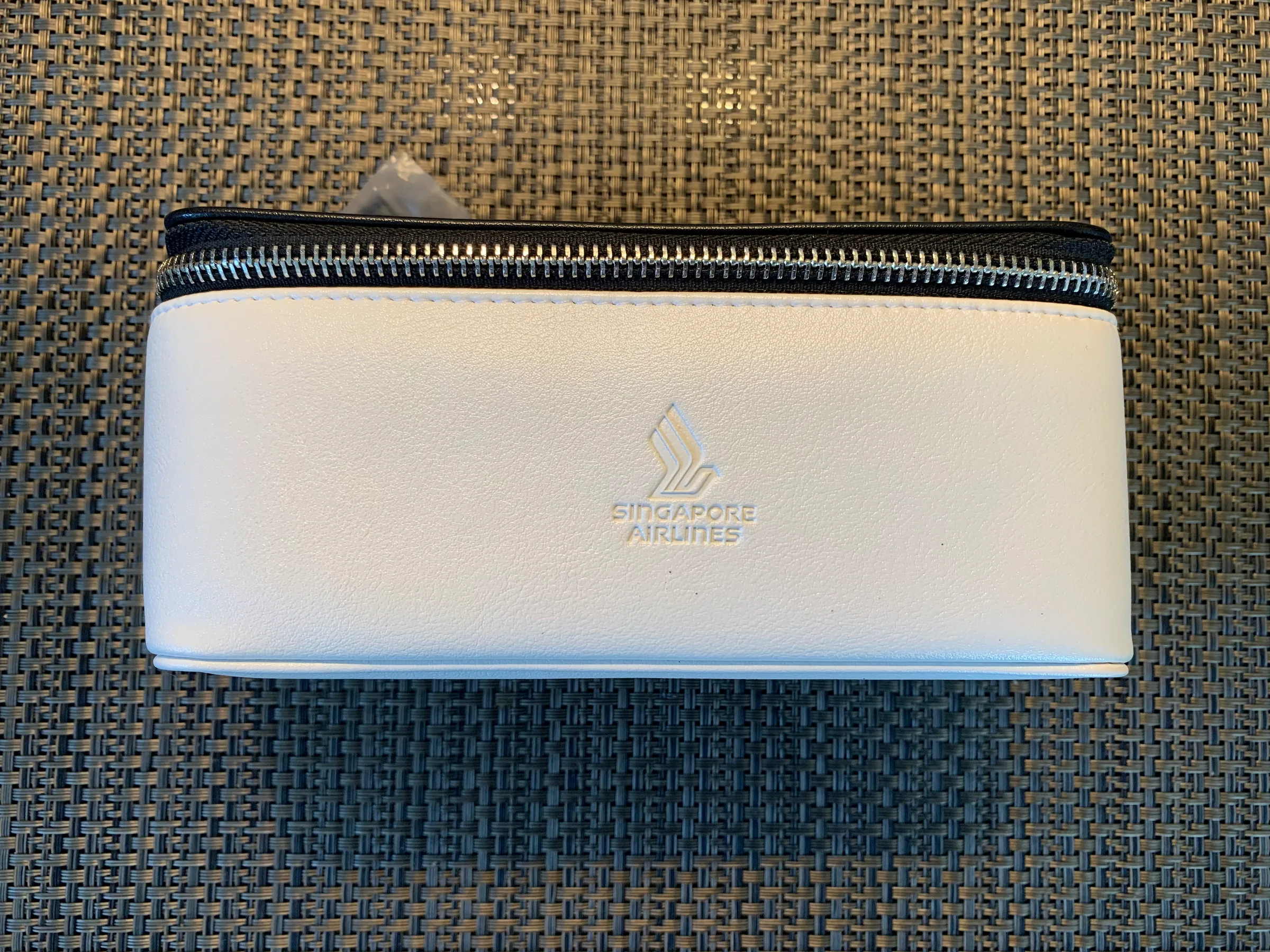 Weißer Etui mit Reißverschluss und Singapore Airlines-Logo