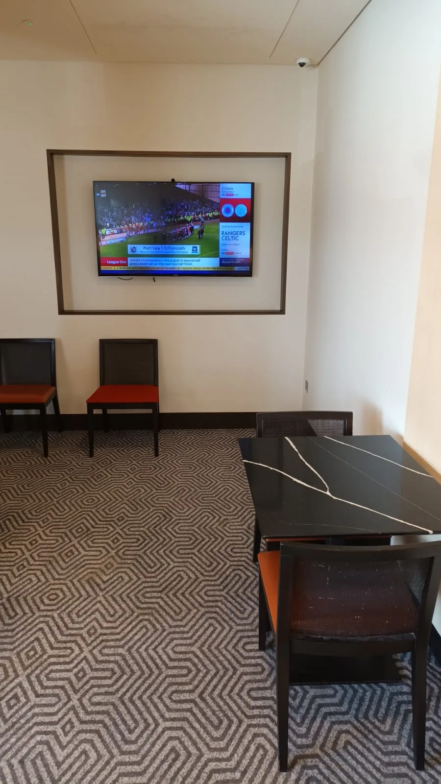 Wartezimmer mit Fernseher und Stühlen