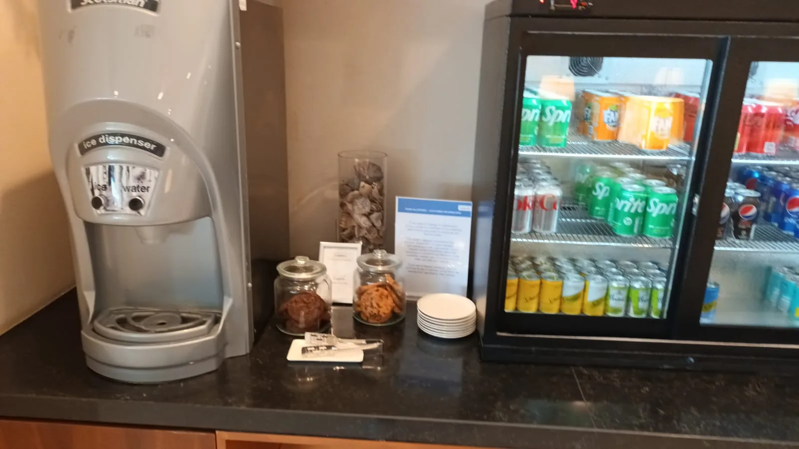 Getränkeautomat und Kühlschrank mit Getränken und Snacks auf einem Tresen