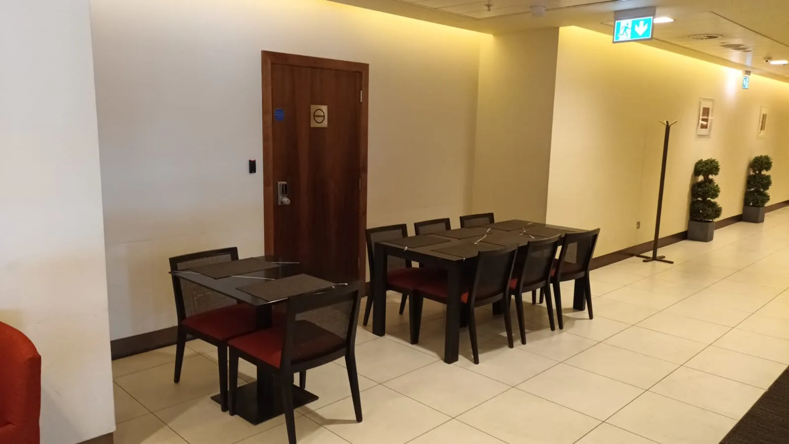 Lounge mit Tischen und Stühlen