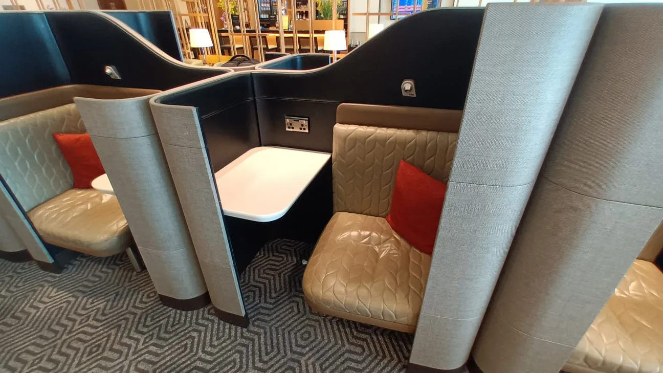 Privater Lounge-Sitzplatz mit Tisch und Sitzkissen