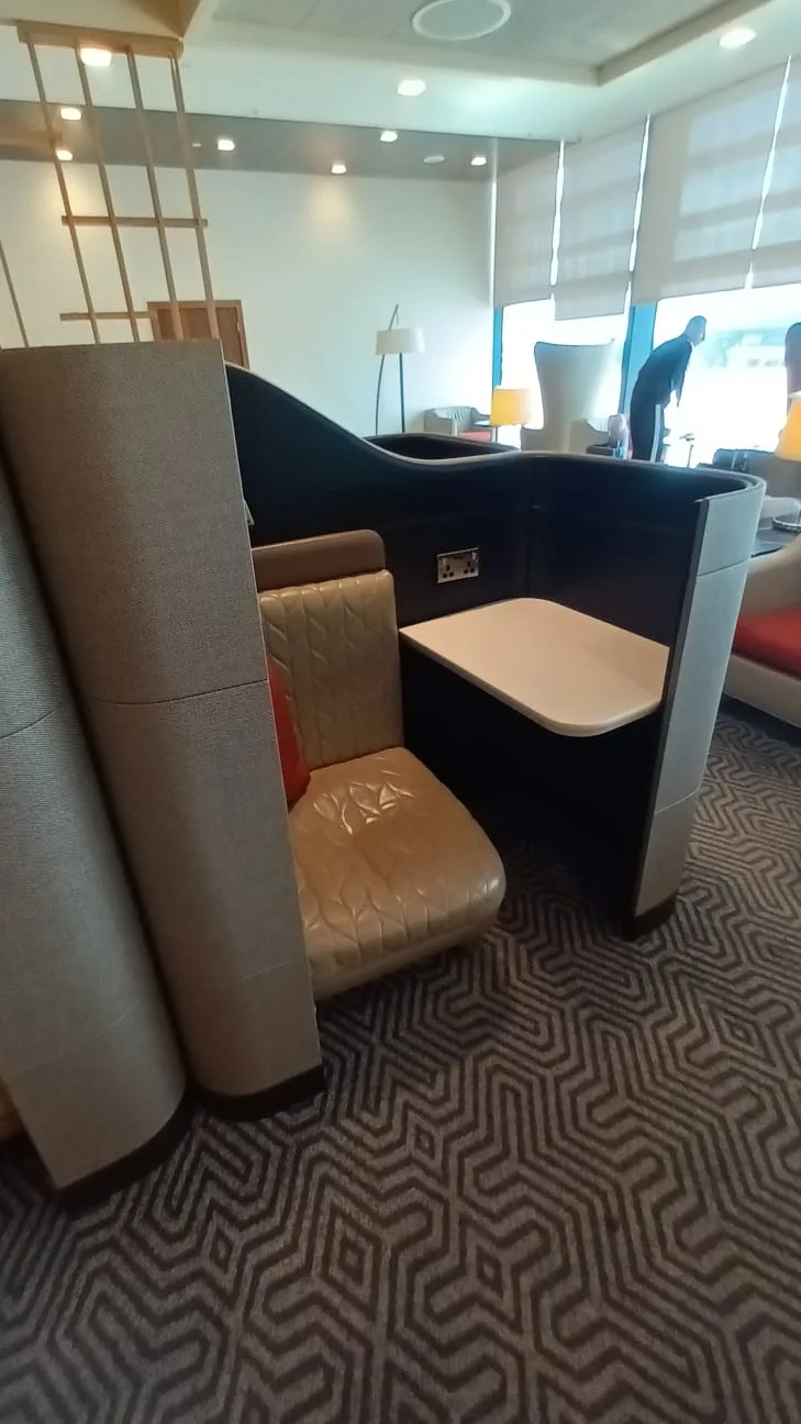 Privater Flughafen-Lounge-Sitzplatz mit Sessel und Tisch