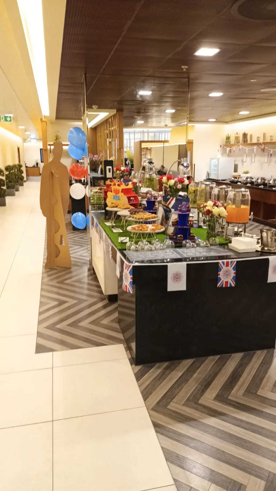 Lounge mit Buffet und Dekorationen