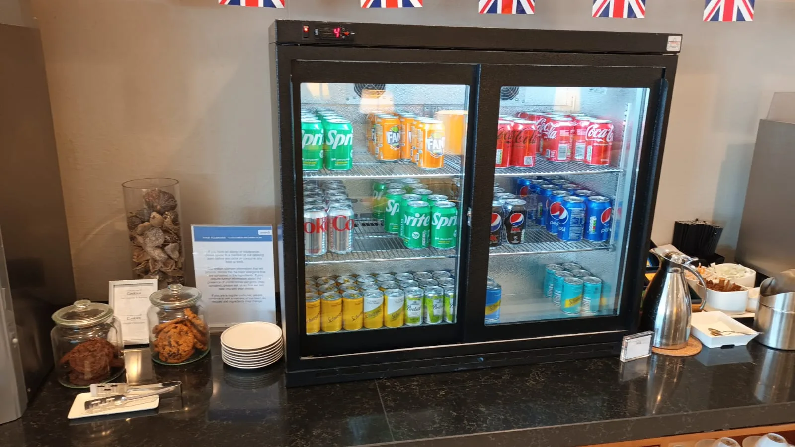 Getränkekühlschrank mit verschiedenen Getränken wie Coca-Cola, Pepsi und Sprite