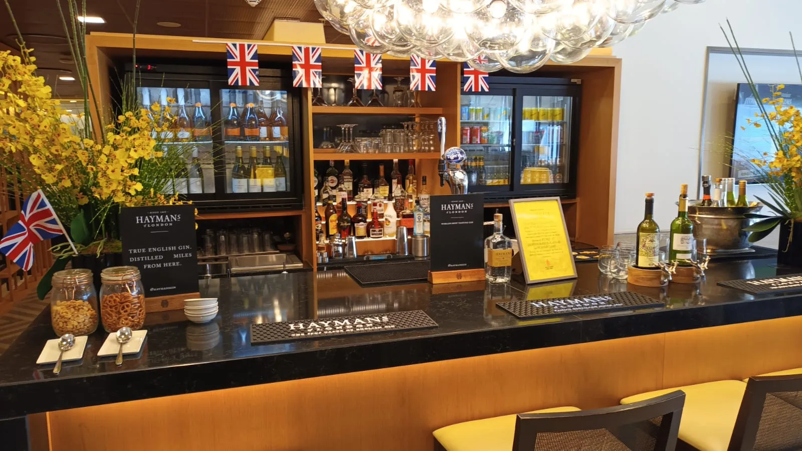 Englischer Ginbar mit Flaschen und Getränken