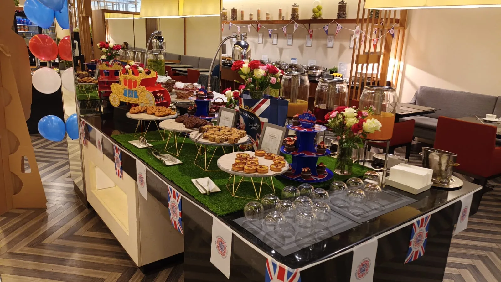 Loungebuffet mit Gebäck und Blumen dekoriert
